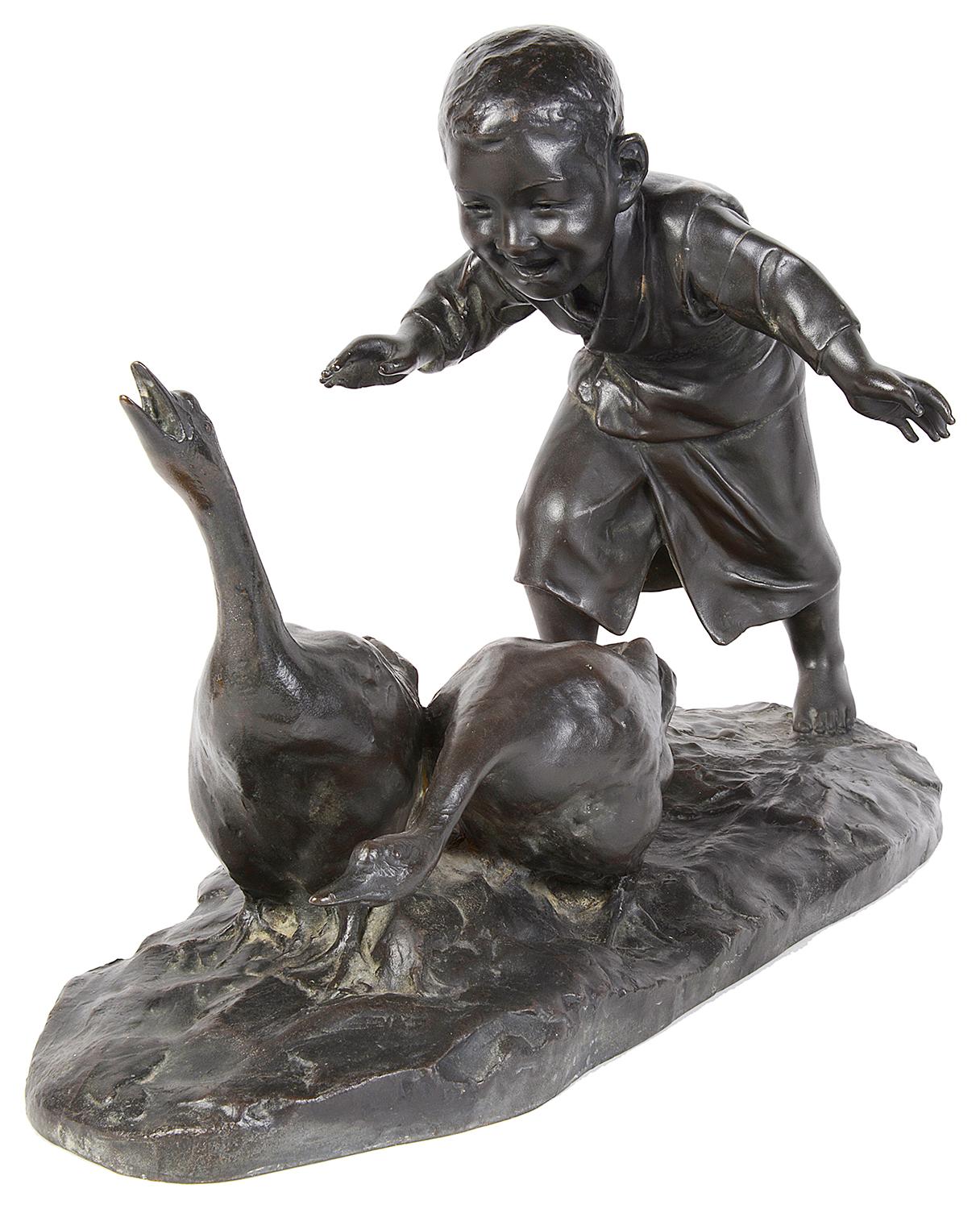 Très belle étude japonaise en bronze du XIXe siècle (période Meiji 1868-1912) représentant un jeune garçon poursuivant deux oies.