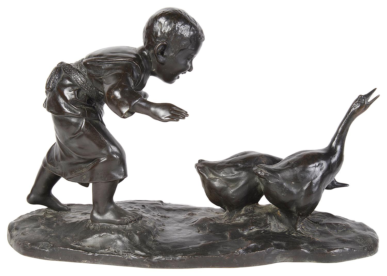 Japonais Étude japonaise en bronze du XIXe siècle représentant un jeune garçon chassant des oies en vente