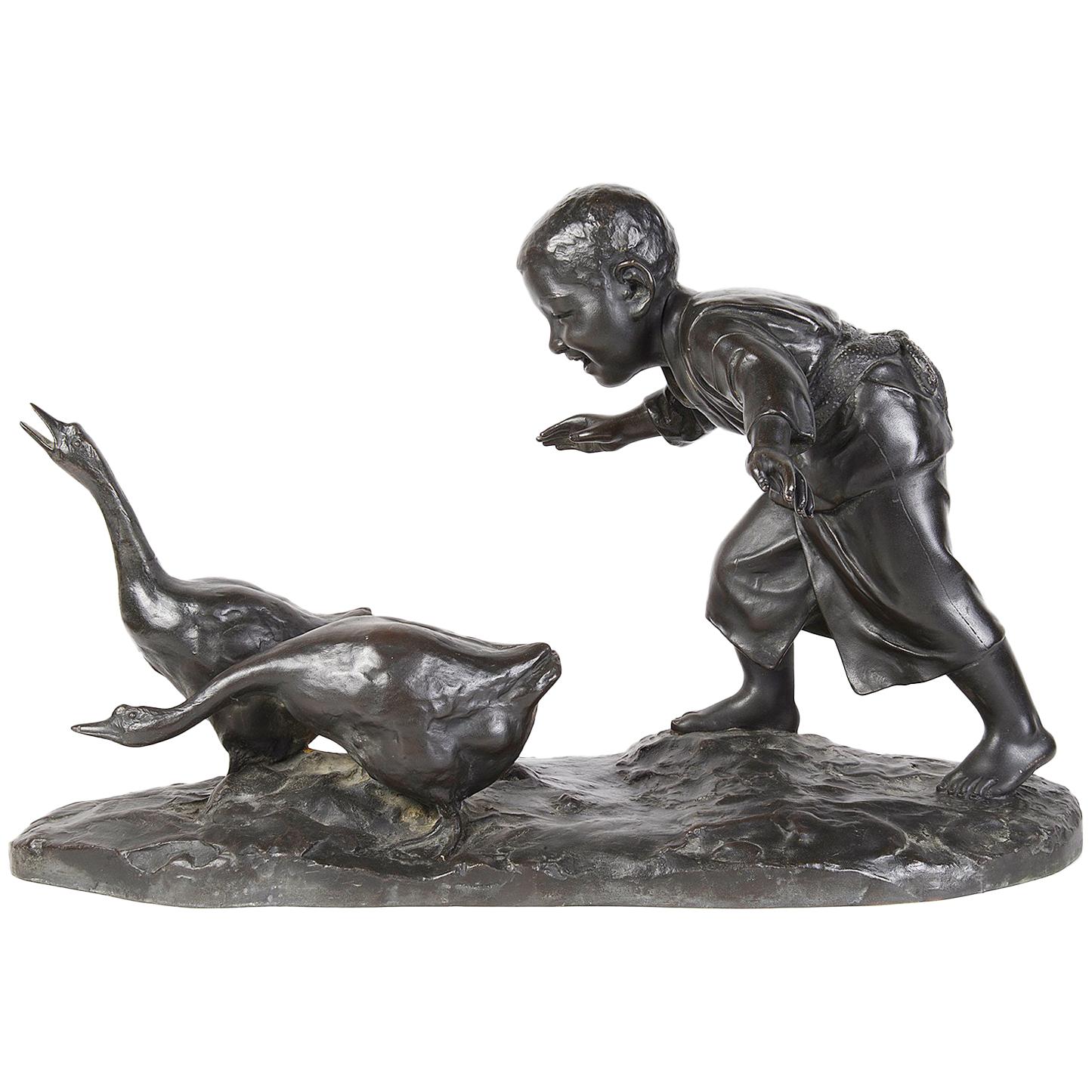 Estudio Japonés de Bronce del Siglo XIX de un Joven Persiguiendo Gansos en venta