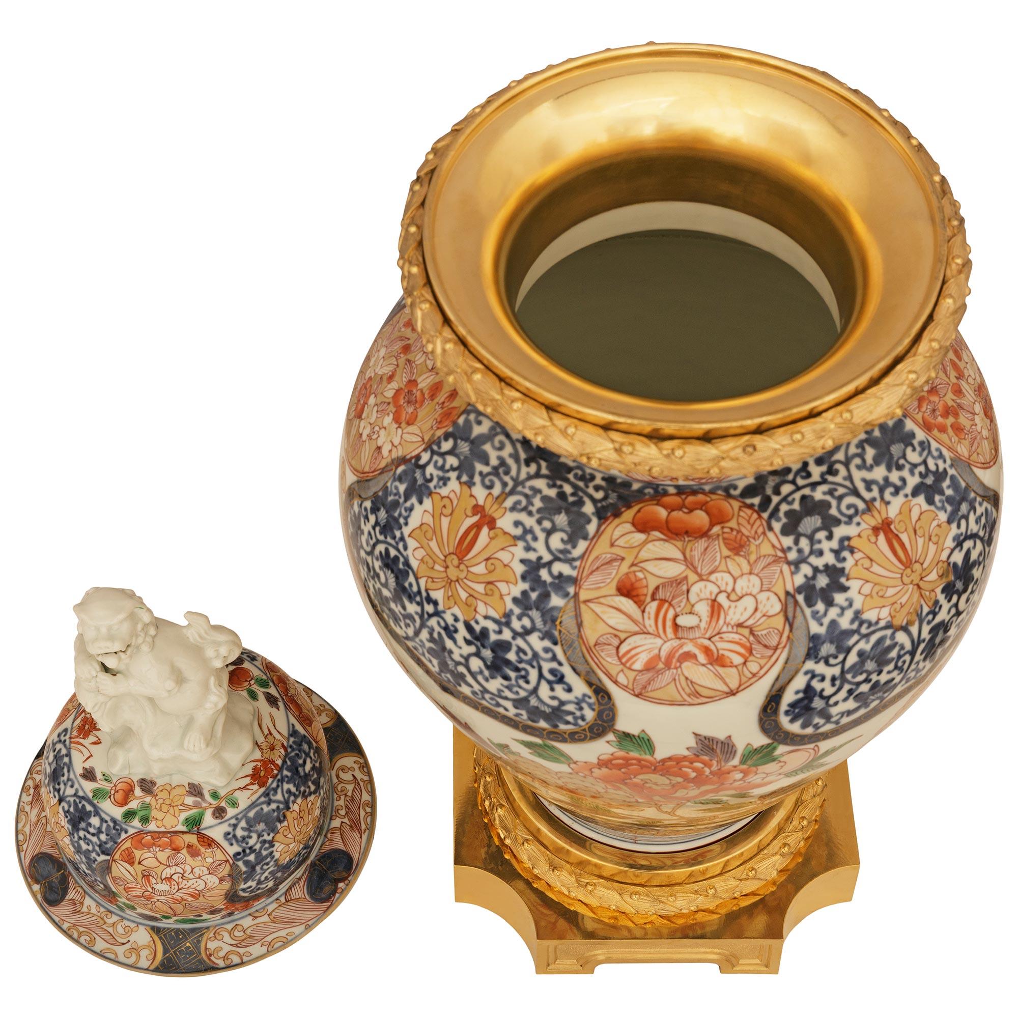 Urna in porcellana Imari Porcelain giapponese del XIX secolo e in ormolu del periodo French Belle Epoque in vendita 4