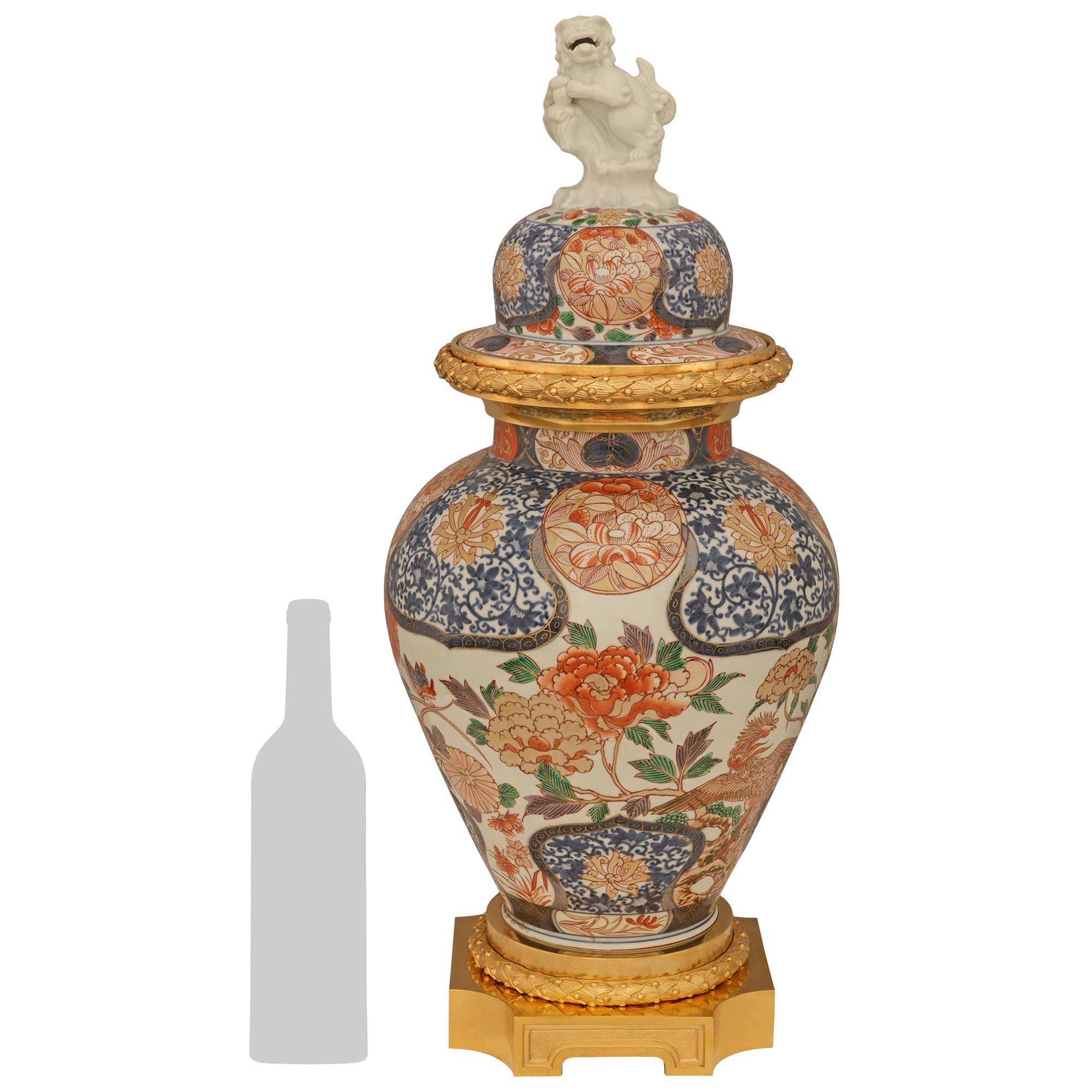 Un'elegante e imponente urna giapponese del XIX secolo in Imari Porcelain e French Belle Epoque montata su ormolu. Questa splendida urna con coperchio è sollevata da una base quadrata in Ormolu con angoli tagliati, che sostiene una cupola ornata di