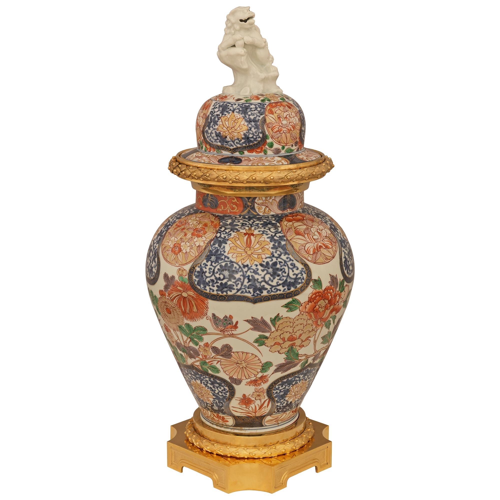 Belle Époque Urna in porcellana Imari Porcelain giapponese del XIX secolo e in ormolu del periodo French Belle Epoque in vendita