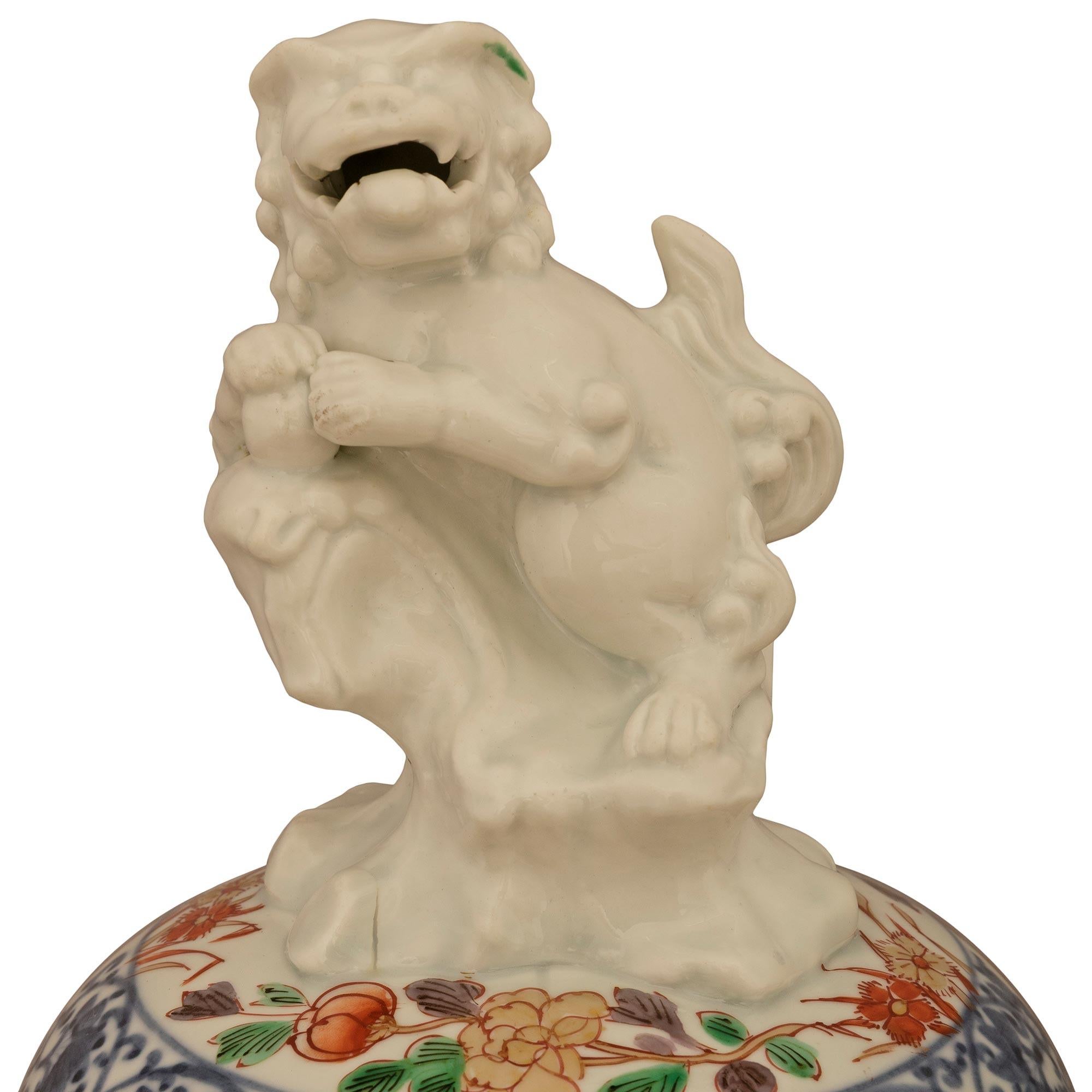 Francese Urna in porcellana Imari Porcelain giapponese del XIX secolo e in ormolu del periodo French Belle Epoque in vendita