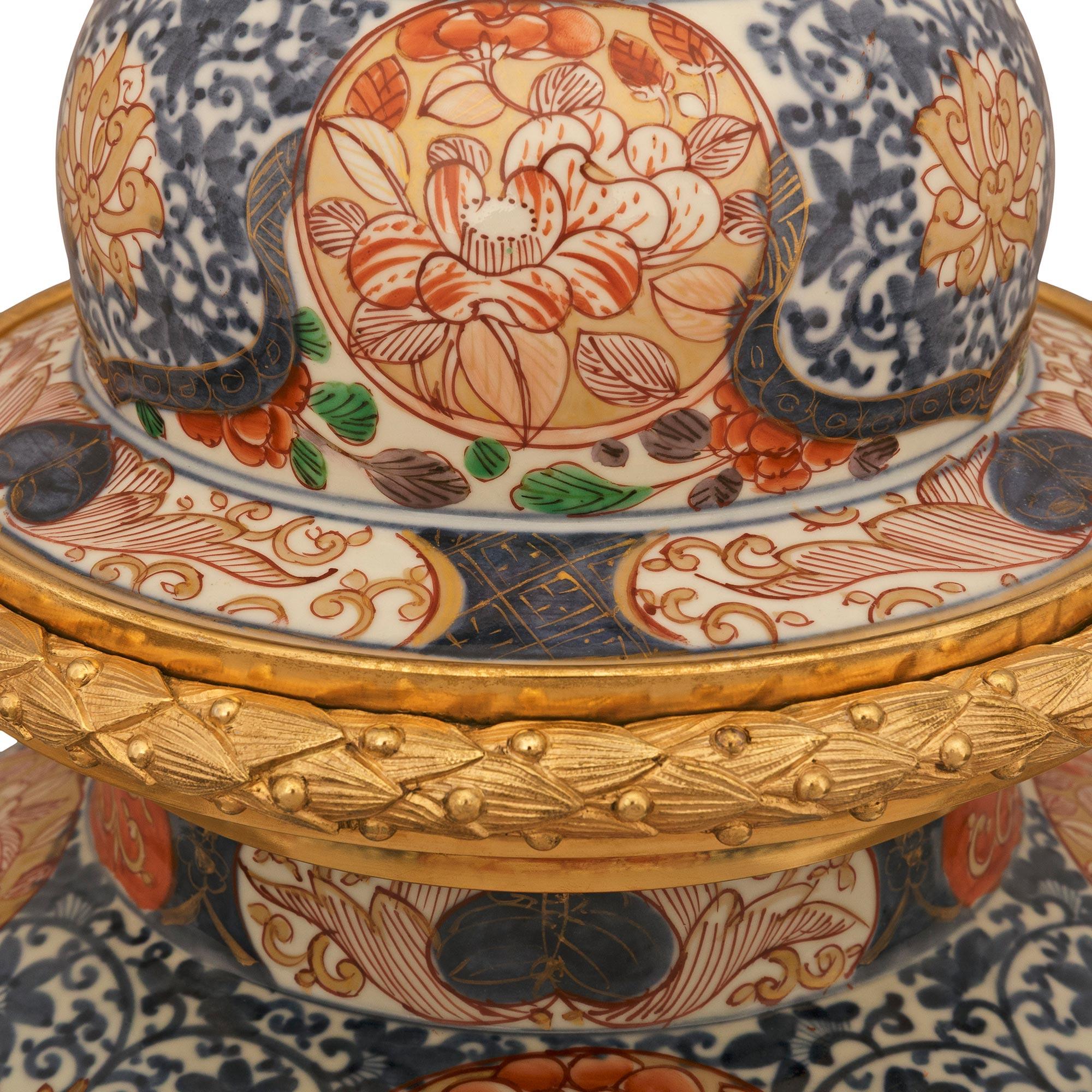 Urna in porcellana Imari Porcelain giapponese del XIX secolo e in ormolu del periodo French Belle Epoque In condizioni buone in vendita a West Palm Beach, FL
