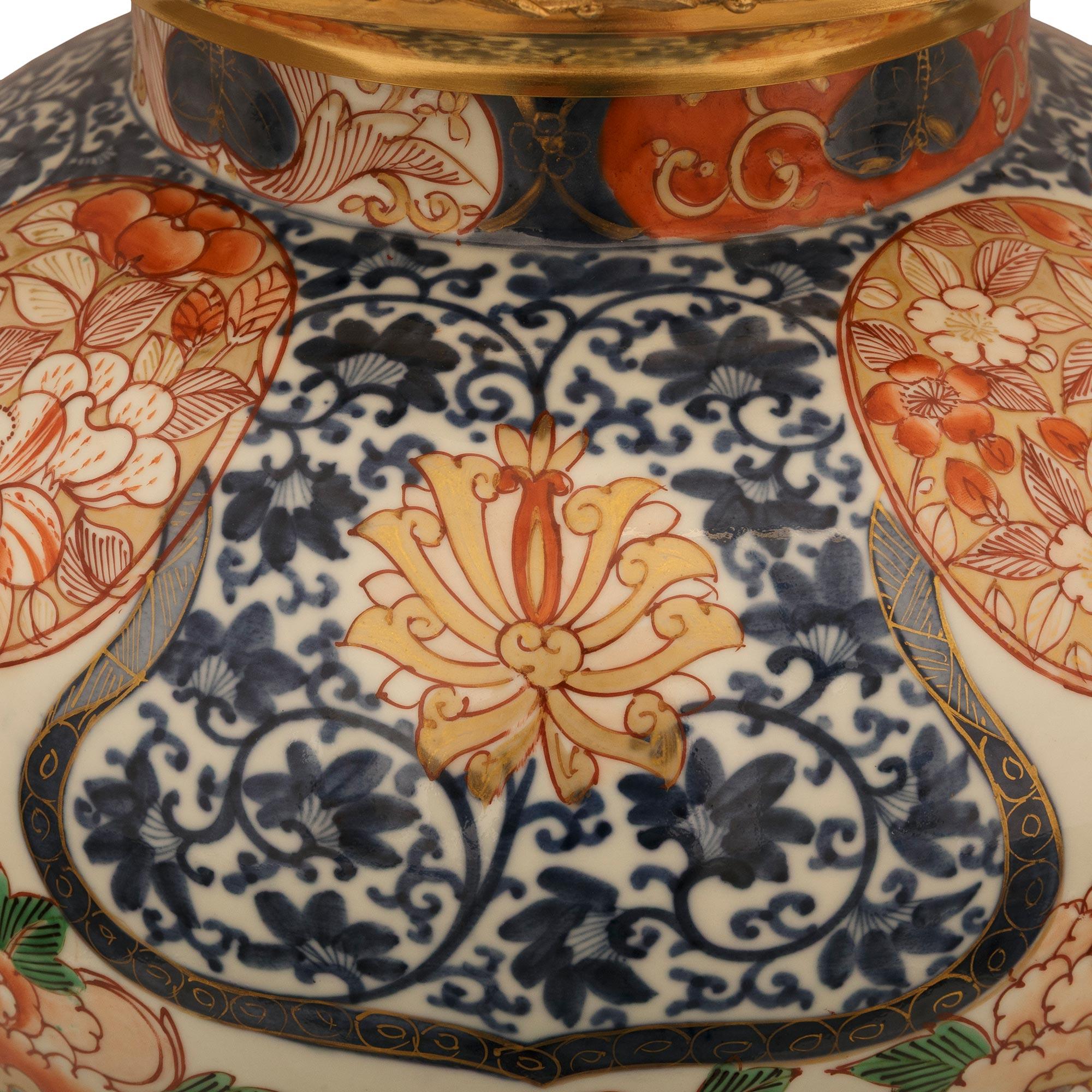 Porcellana Urna in porcellana Imari Porcelain giapponese del XIX secolo e in ormolu del periodo French Belle Epoque in vendita