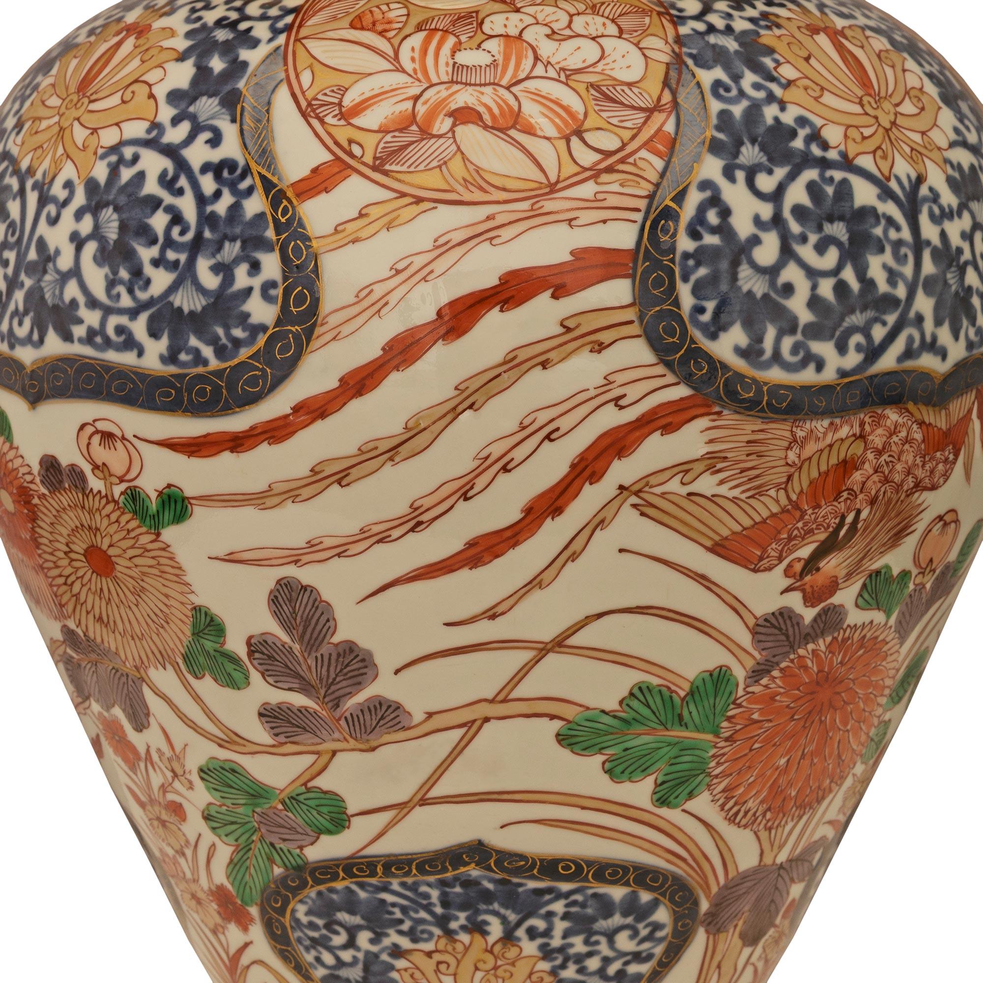 Urna in porcellana Imari Porcelain giapponese del XIX secolo e in ormolu del periodo French Belle Epoque in vendita 2