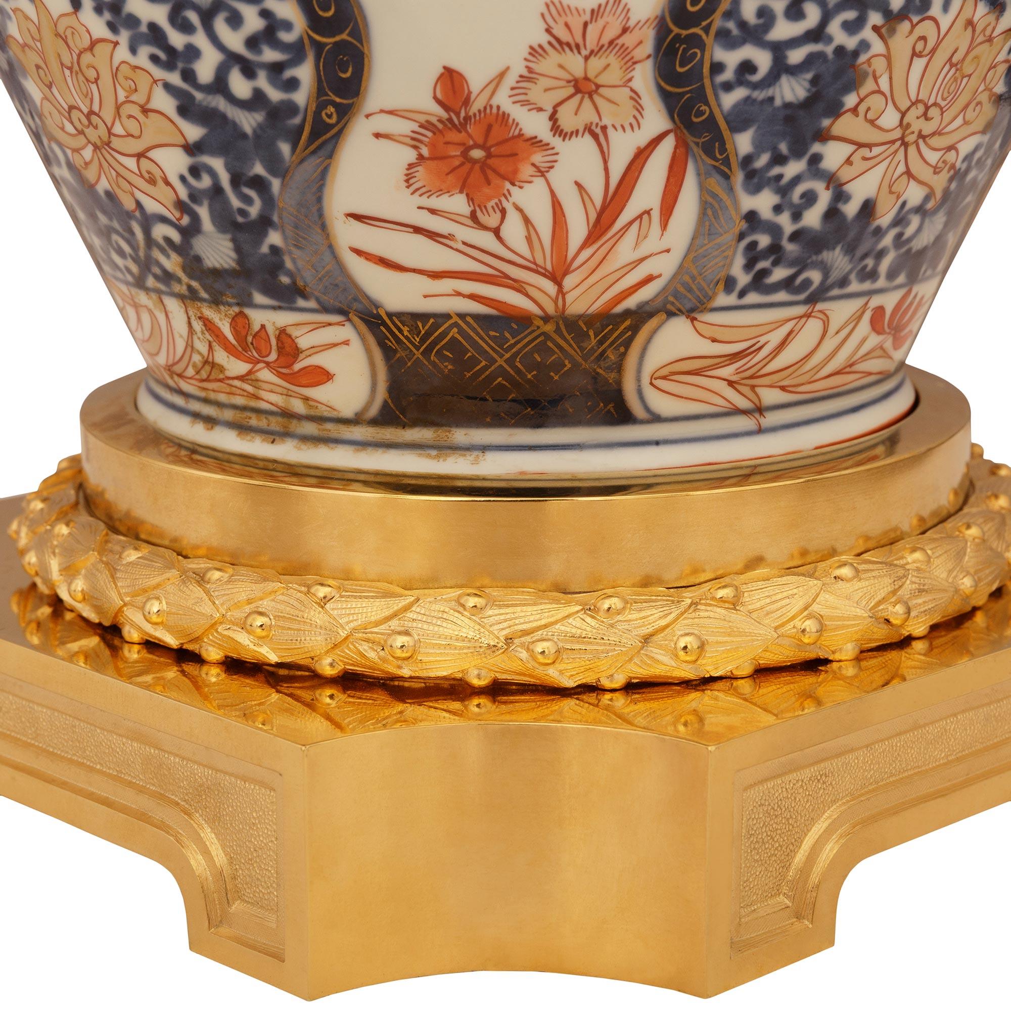 Urna in porcellana Imari Porcelain giapponese del XIX secolo e in ormolu del periodo French Belle Epoque in vendita 3