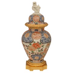 Urne japonaise en porcelaine Imari Porcelain du 19e siècle et urne française en bronze doré de la Belle Epoque