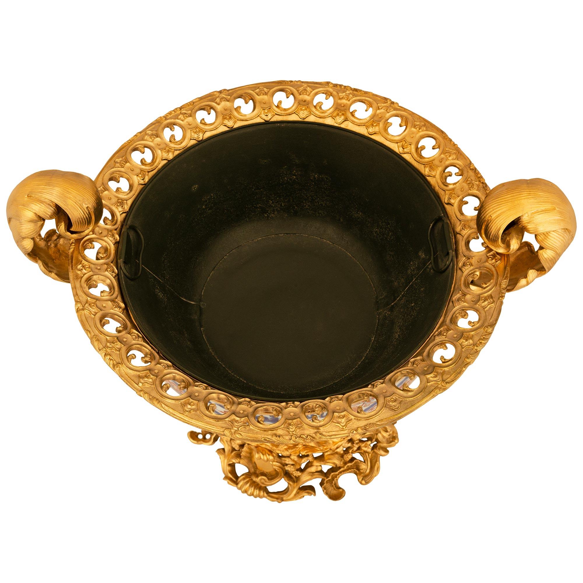 Eine beeindruckende und äußerst dekorative japanische 19. Jahrhundert Imari Porzellan und Französisch Louis XV st. Ormolu Tafelaufsatz / Urne. Dieser atemberaubende Tafelaufsatz wird von einem runden, durchbrochenen Ormolu-Sockel mit Rocaille- und