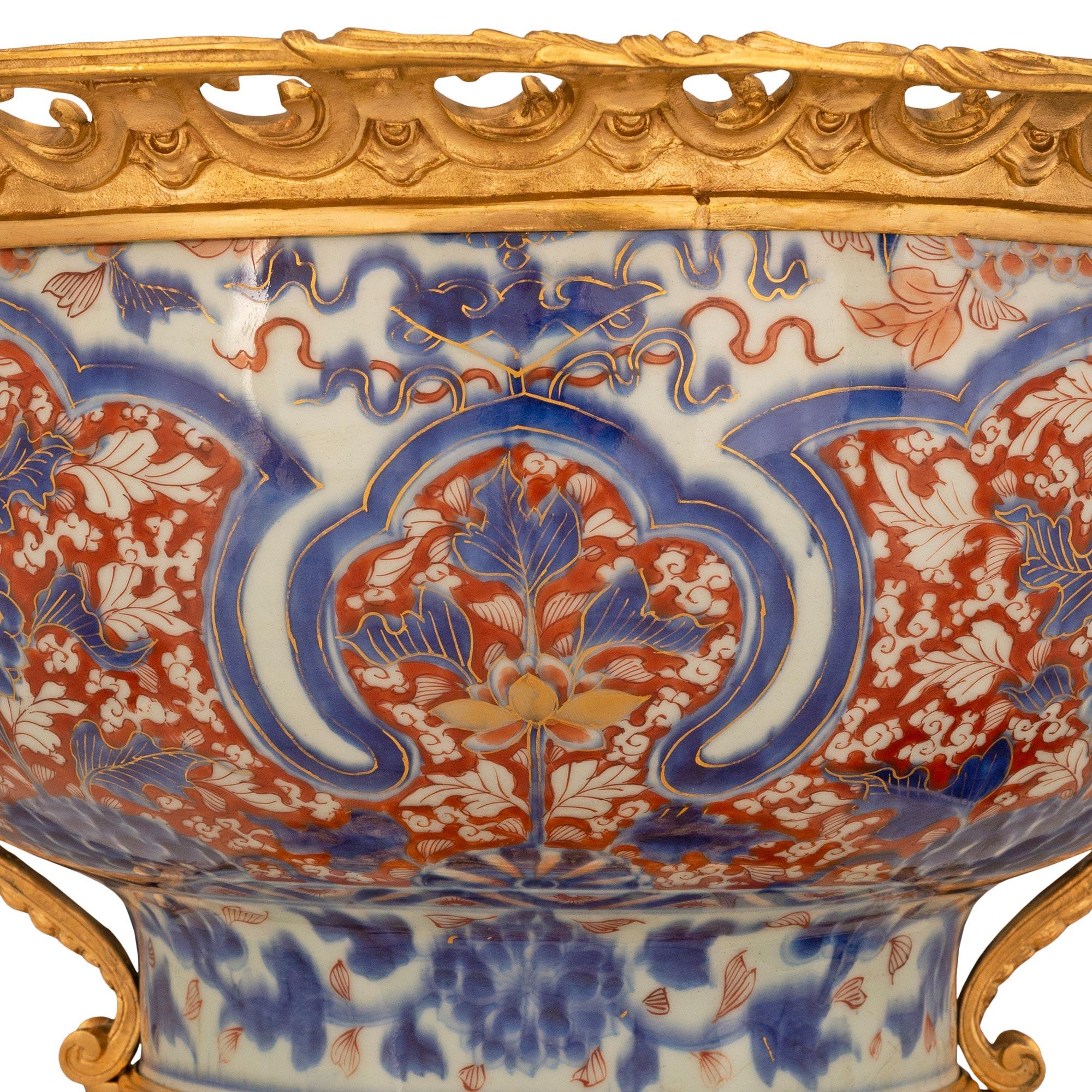 Porcellana Centrotavola giapponese del XIX secolo in porcellana Imari Porcelain e stile Luigi XV in ormeggio in vendita
