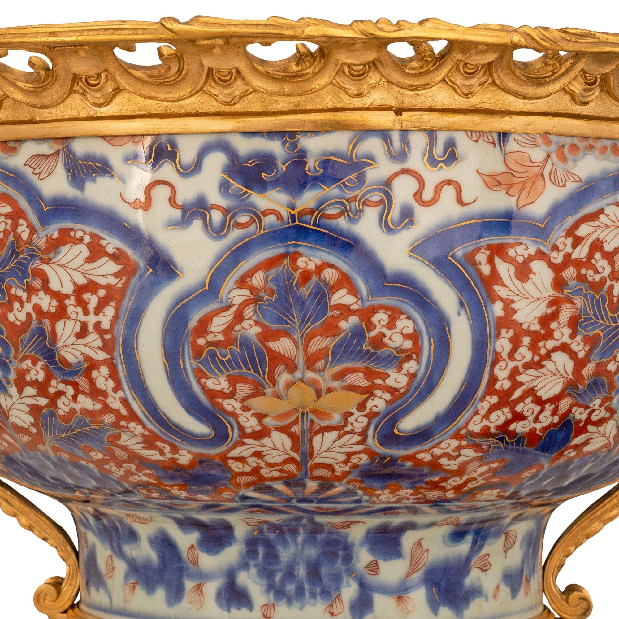 Japanisches 19. Jahrhundert Imari Porcelain und französischer Louis XV St. Ormolu Tafelaufsatz im Zustand „Gut“ im Angebot in West Palm Beach, FL