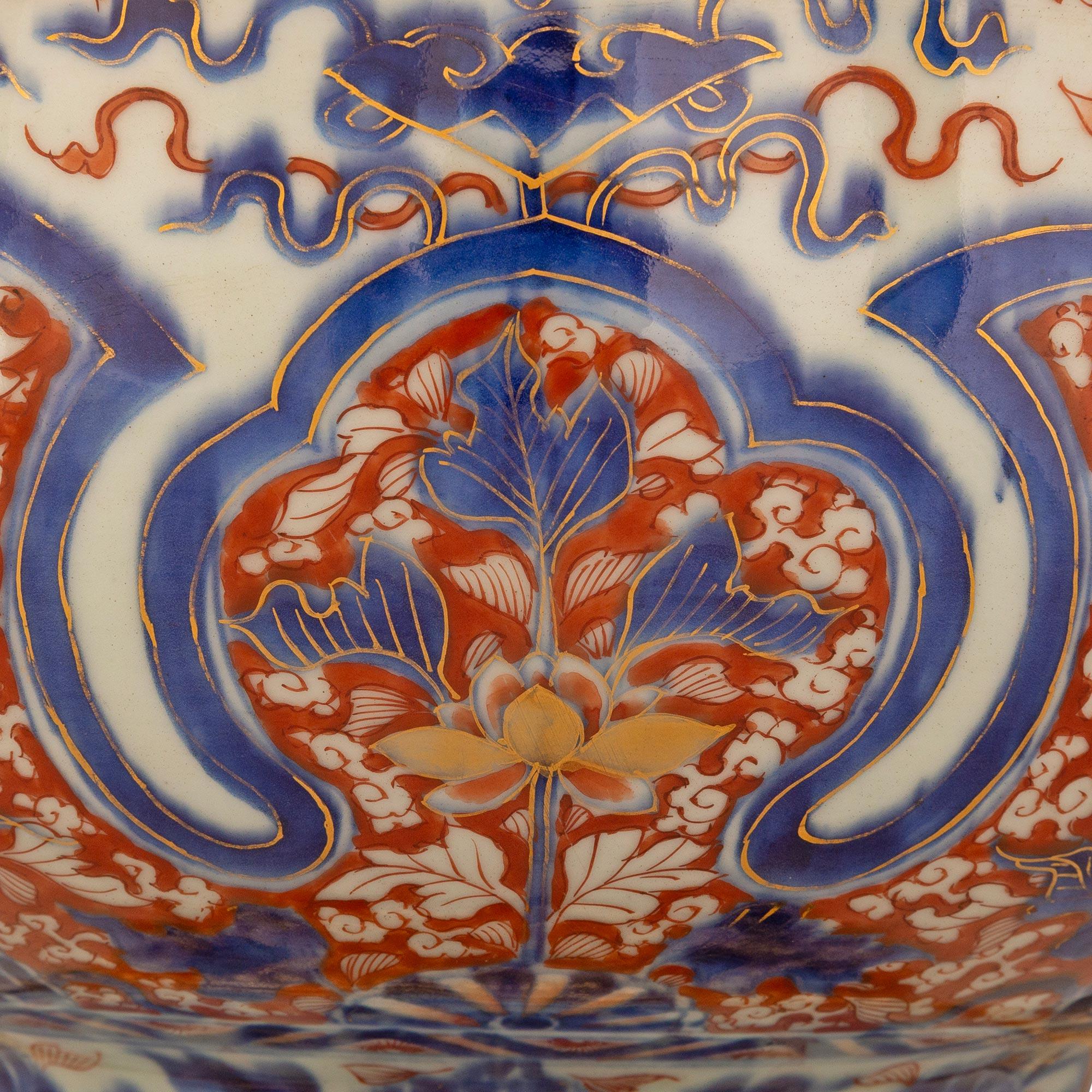 Japanisches 19. Jahrhundert Imari Porcelain und französischer Louis XV St. Ormolu Tafelaufsatz im Angebot 2