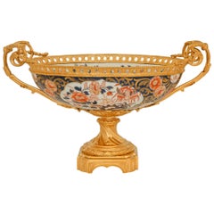 Japanisches Imari Porcelain aus dem 19. Jahrhundert und ein französischer Kerzenständer im Stil Ludwigs XVI. mit vergoldeten Metallbeschlägen