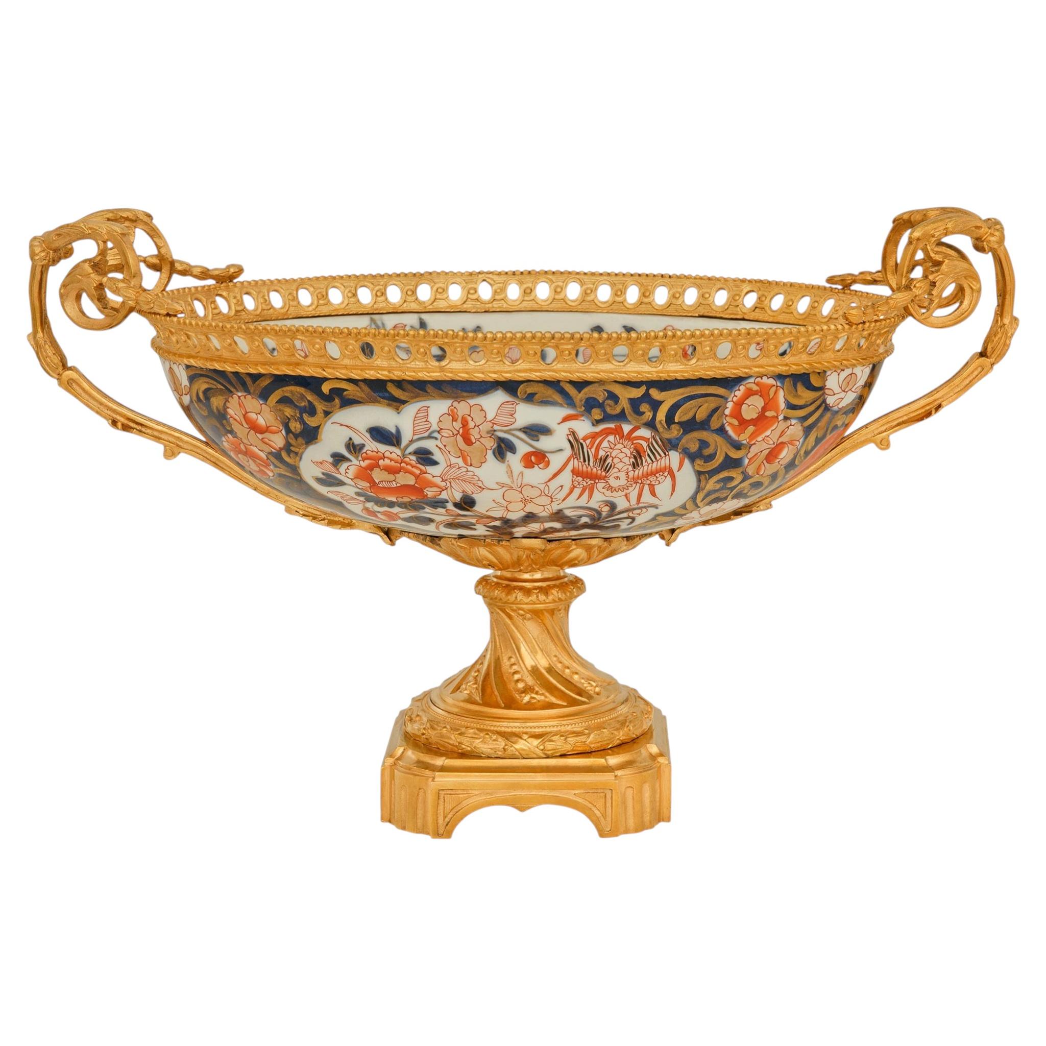 Imari Porcelain japonaise du XIXe siècle et pièce française de style Louis XVI avec montures en bronze doré