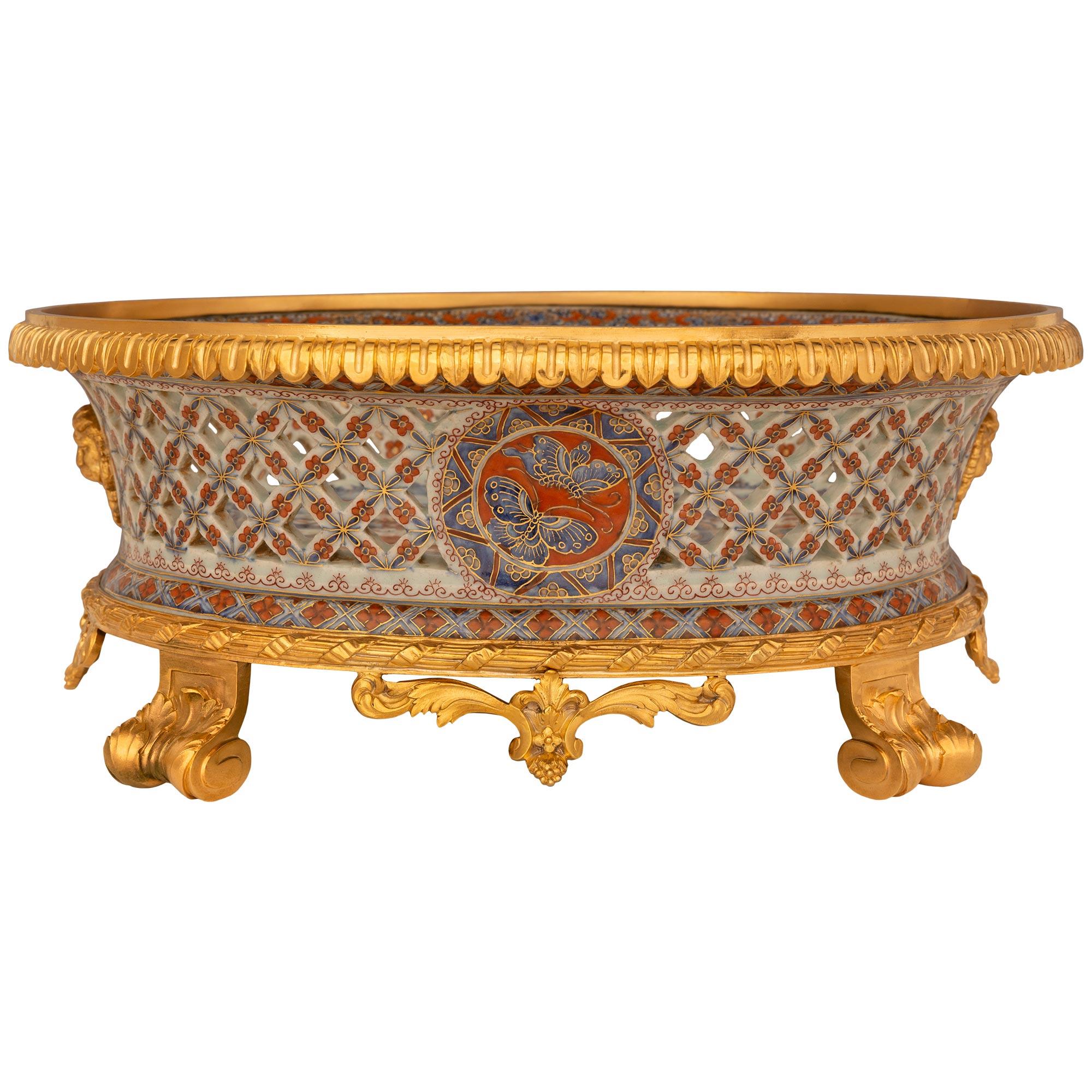 Centre de table japonais en porcelaine Imari du 19e siècle et en bronze doré de style Louis XVI en vente 4