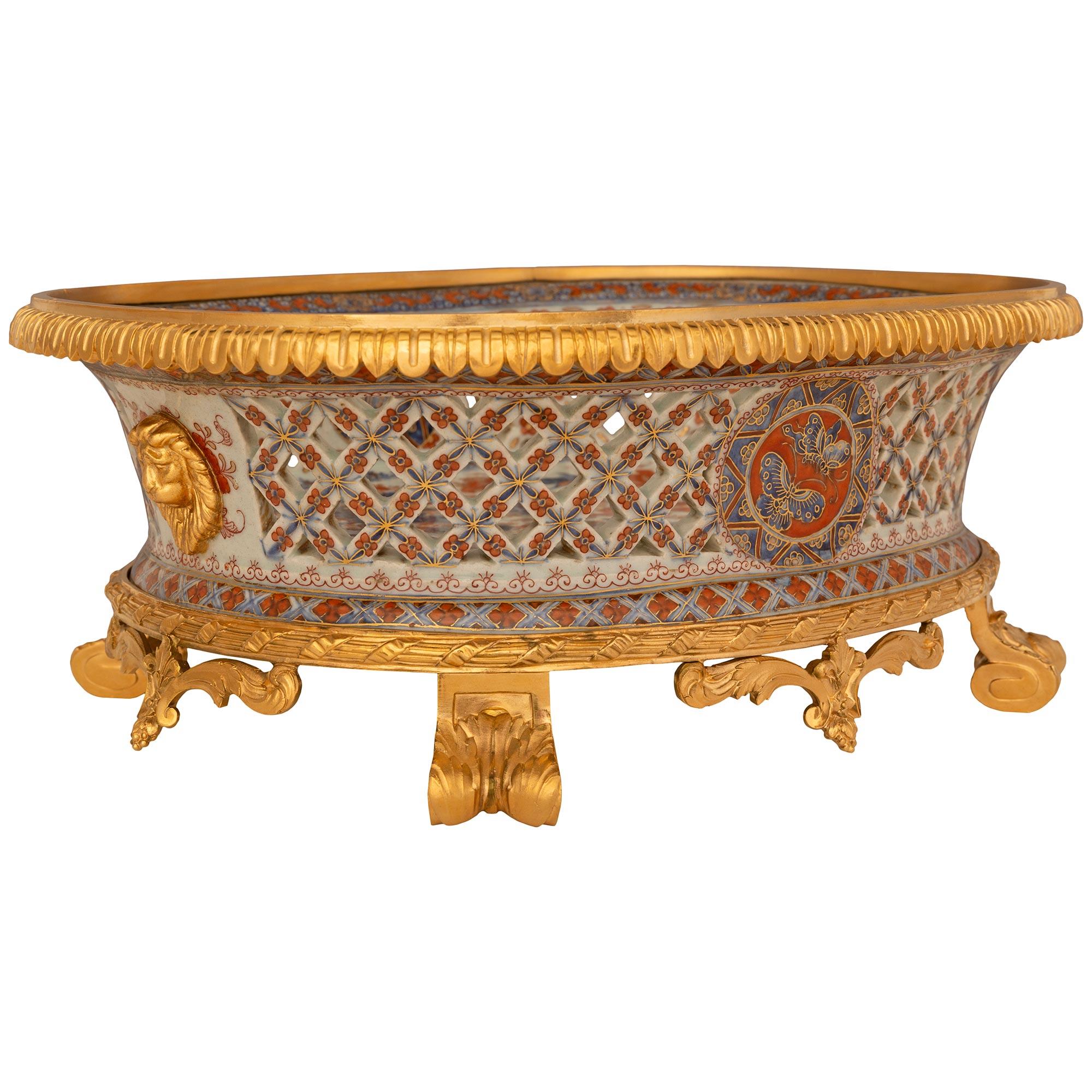 Français Centre de table japonais en porcelaine Imari du 19e siècle et en bronze doré de style Louis XVI en vente
