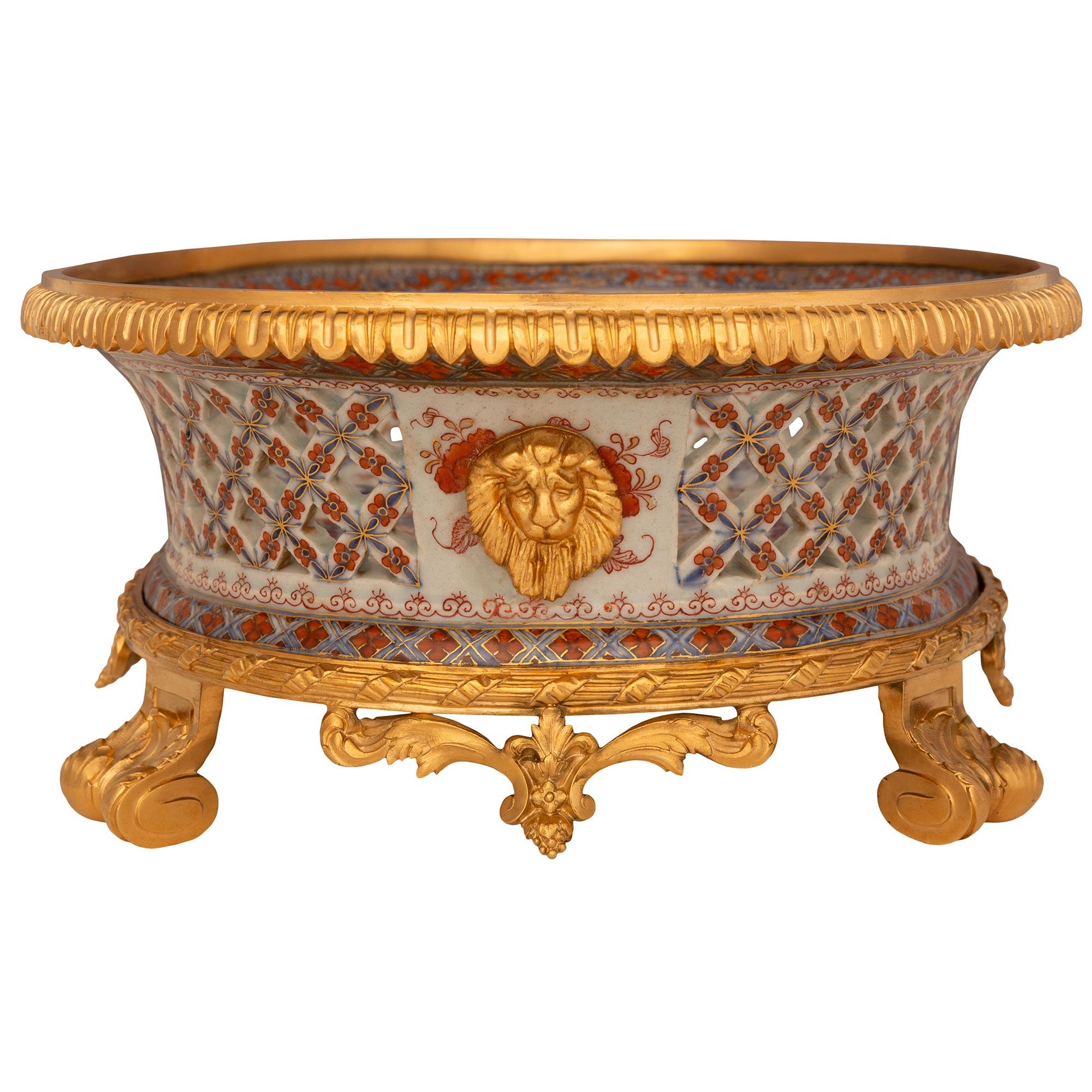 Centre de table japonais en porcelaine Imari du 19e siècle et en bronze doré de style Louis XVI Bon état - En vente à West Palm Beach, FL