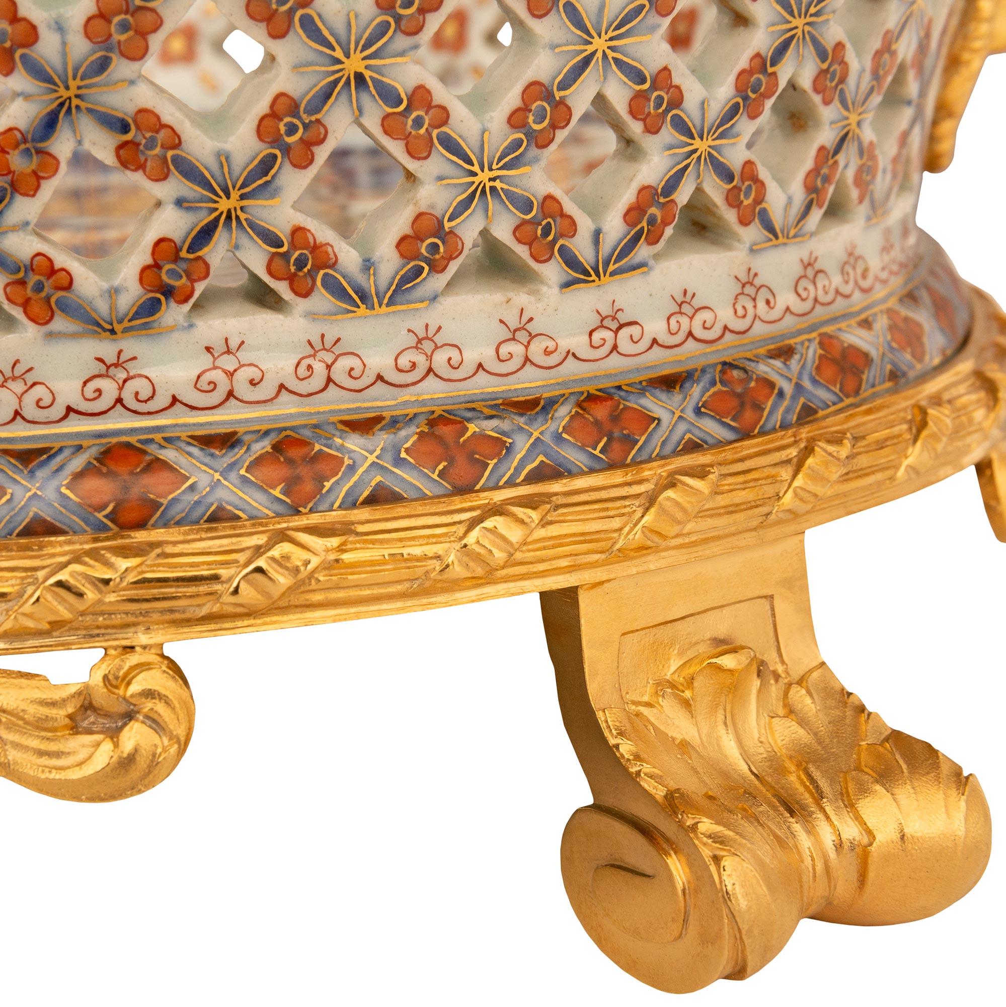Centre de table japonais en porcelaine Imari du 19e siècle et en bronze doré de style Louis XVI en vente 3