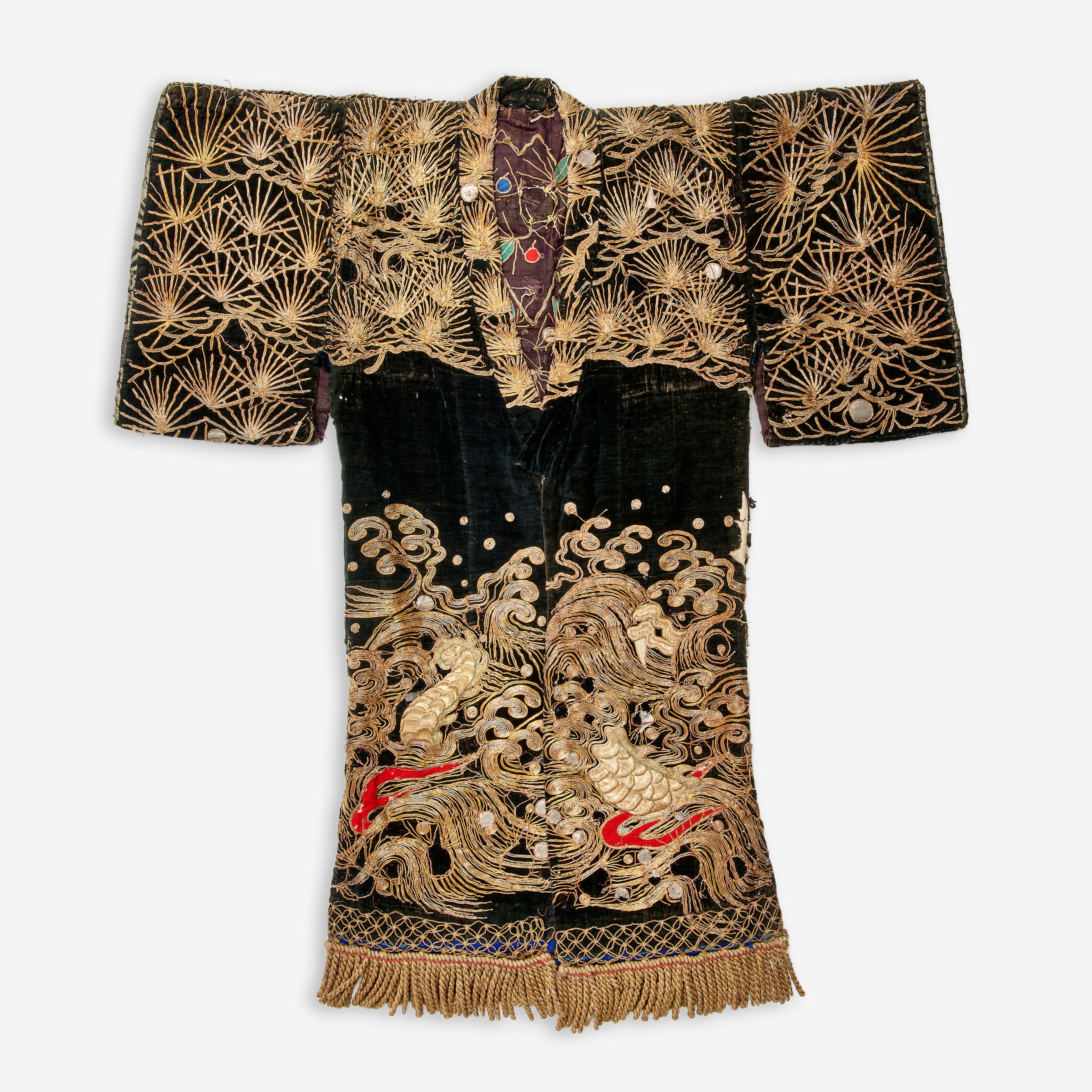 Un grand, glamour et impressionnant costume de danse Kimono du théâtre Kabuki japonais avec un beau motif de dragon et de phénix datant de la période Meiji, 19ème siècle. Réalisée à la main avec du velours brun, des tissus colorés, des coquillages