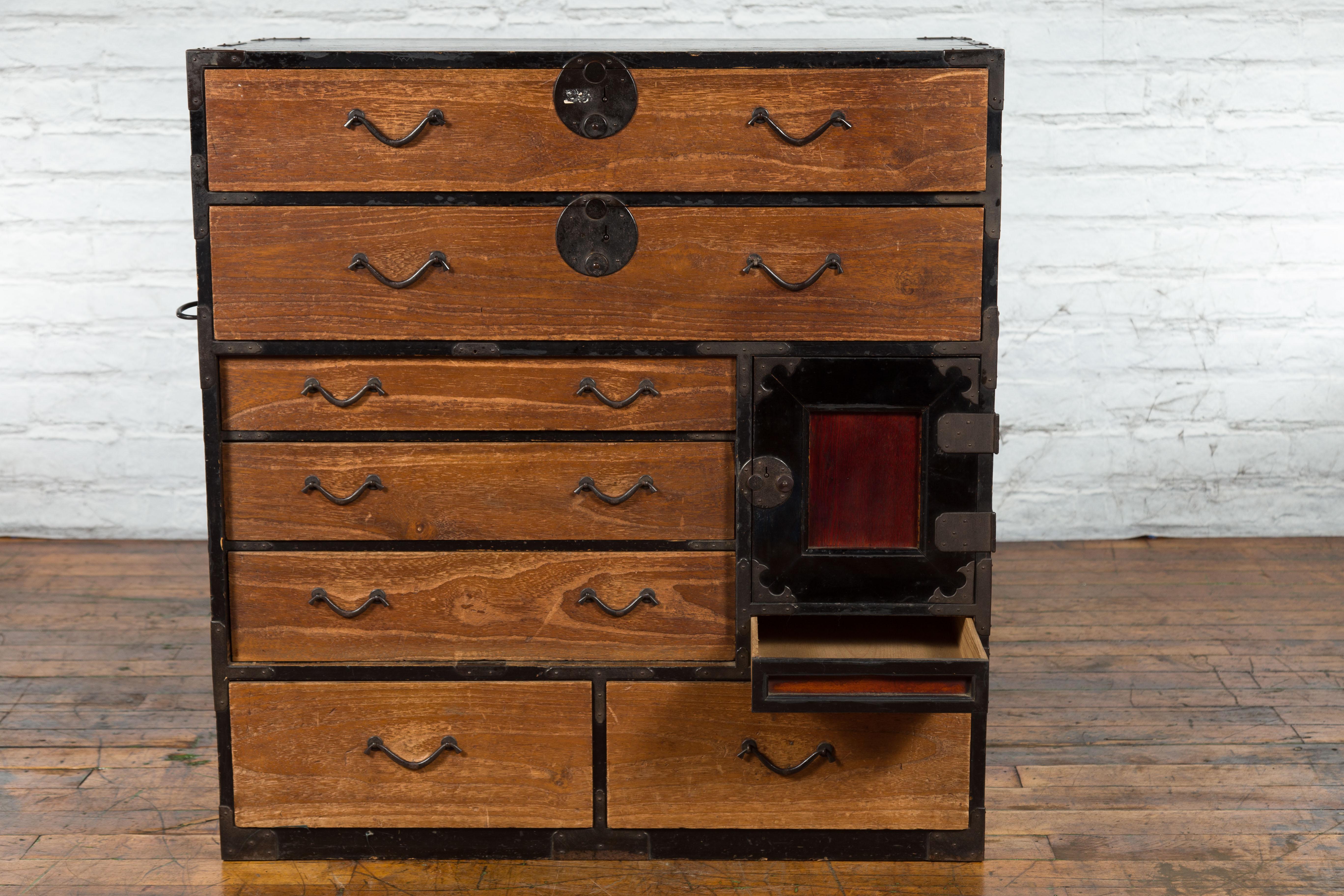 Japanese 19th Century Meiji Period Brown and Black Tansu Clothing Chest For Sale 9