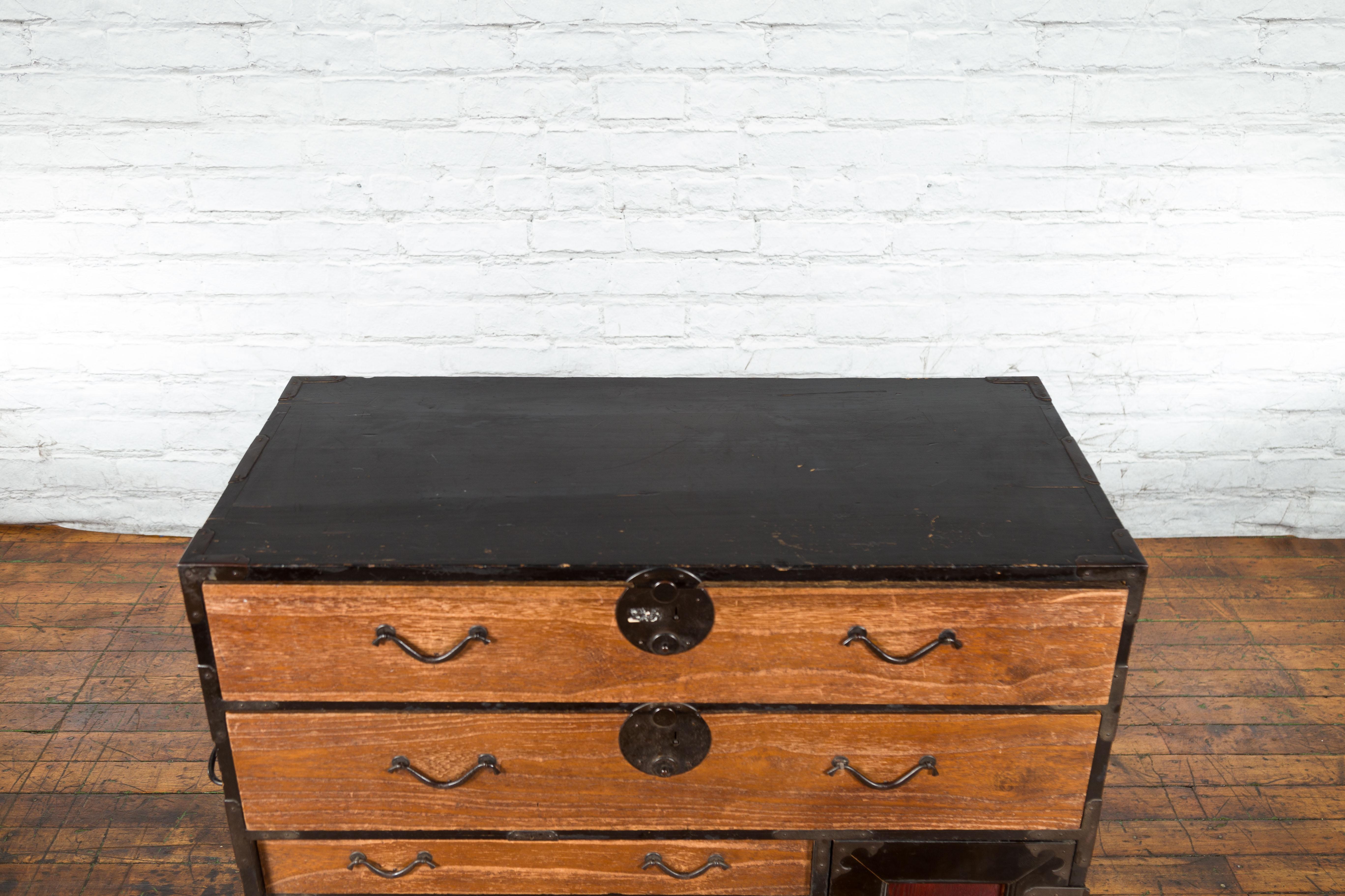 Japanese 19th Century Meiji Period Brown and Black Tansu Clothing Chest For Sale 10
