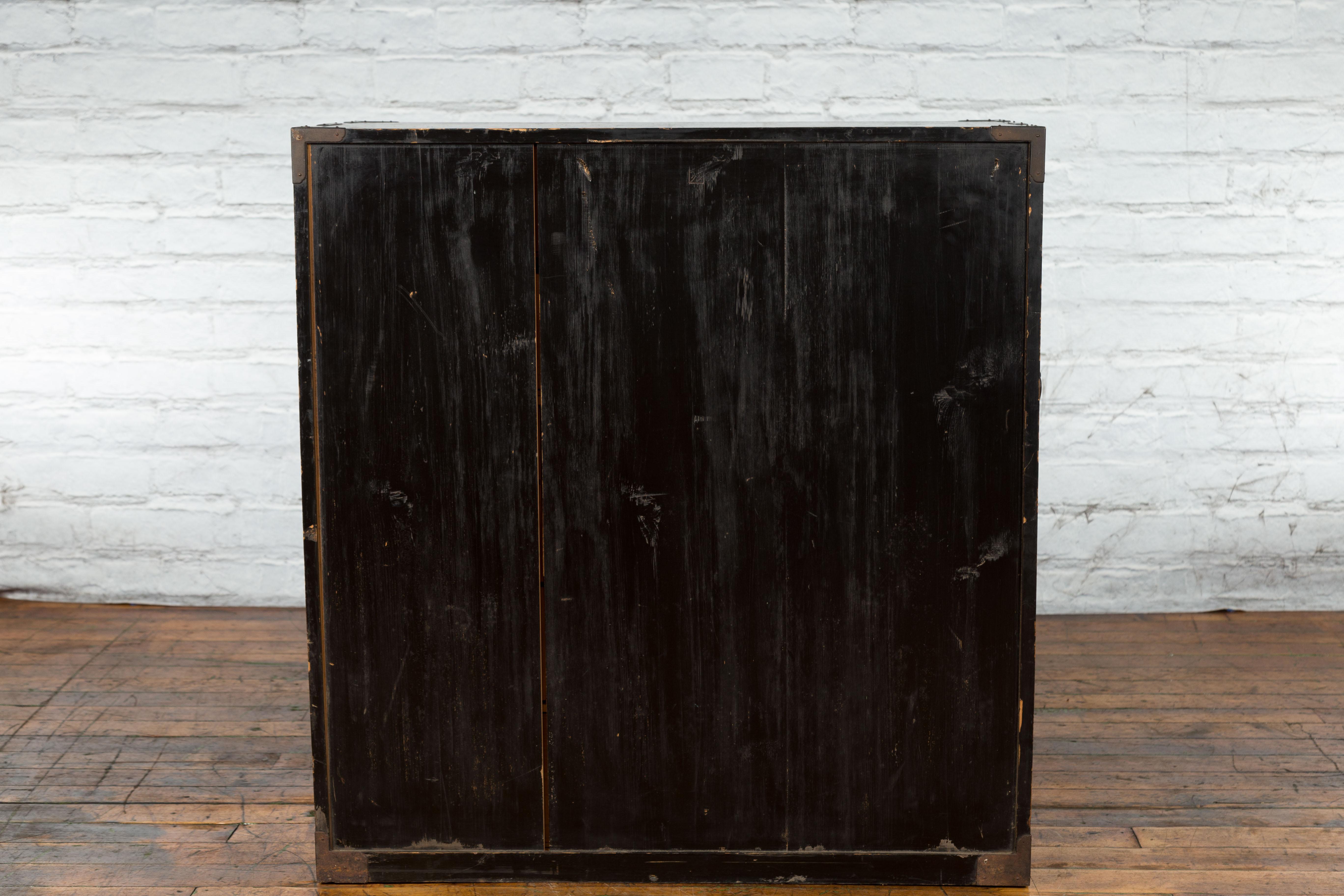 Japanese 19th Century Meiji Period Brown and Black Tansu Clothing Chest For Sale 14
