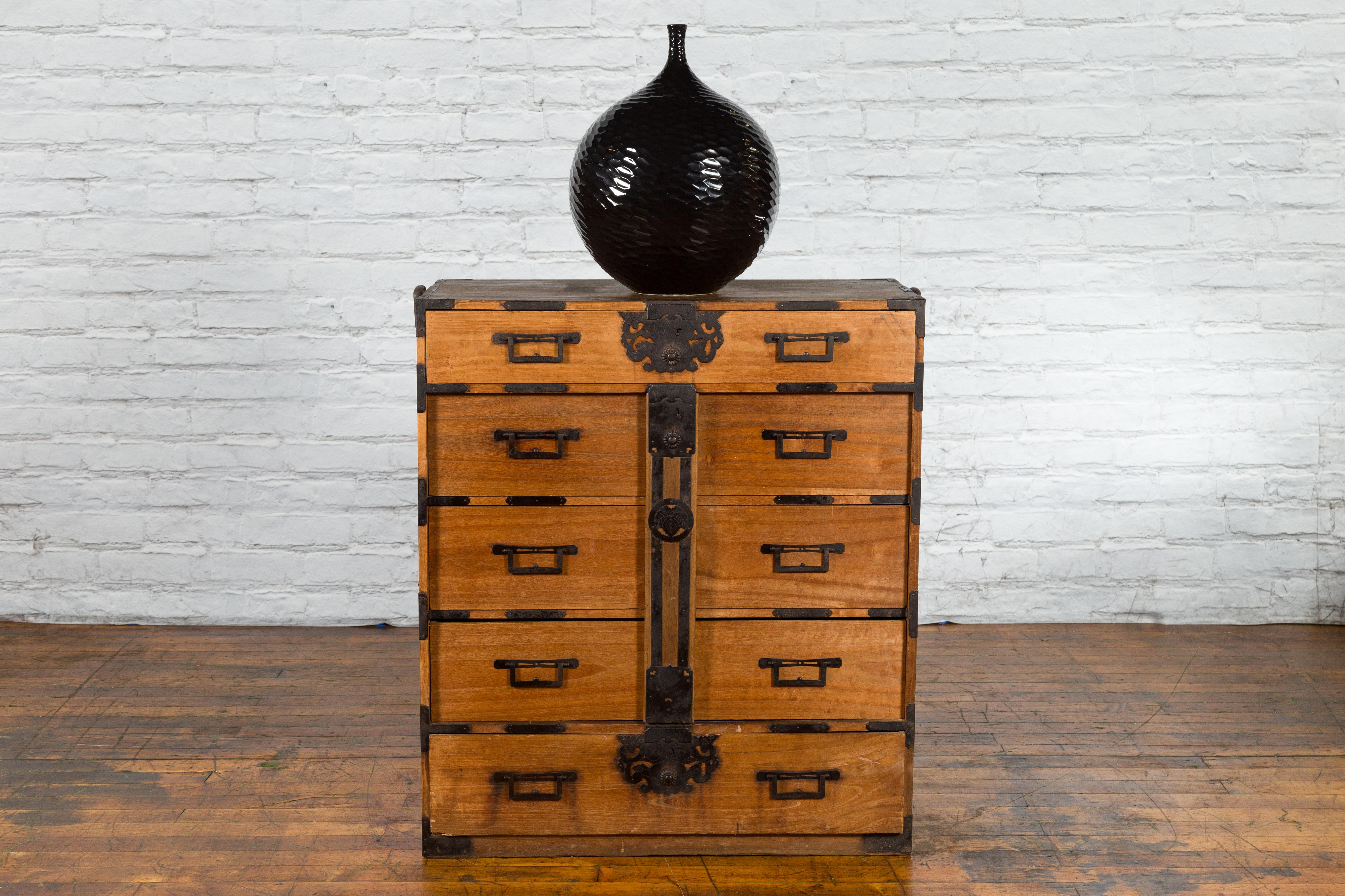 Japanese 19th Century Meiji Tansu Traveling Chest with Multiple Drawers In Good Condition In Yonkers, NY