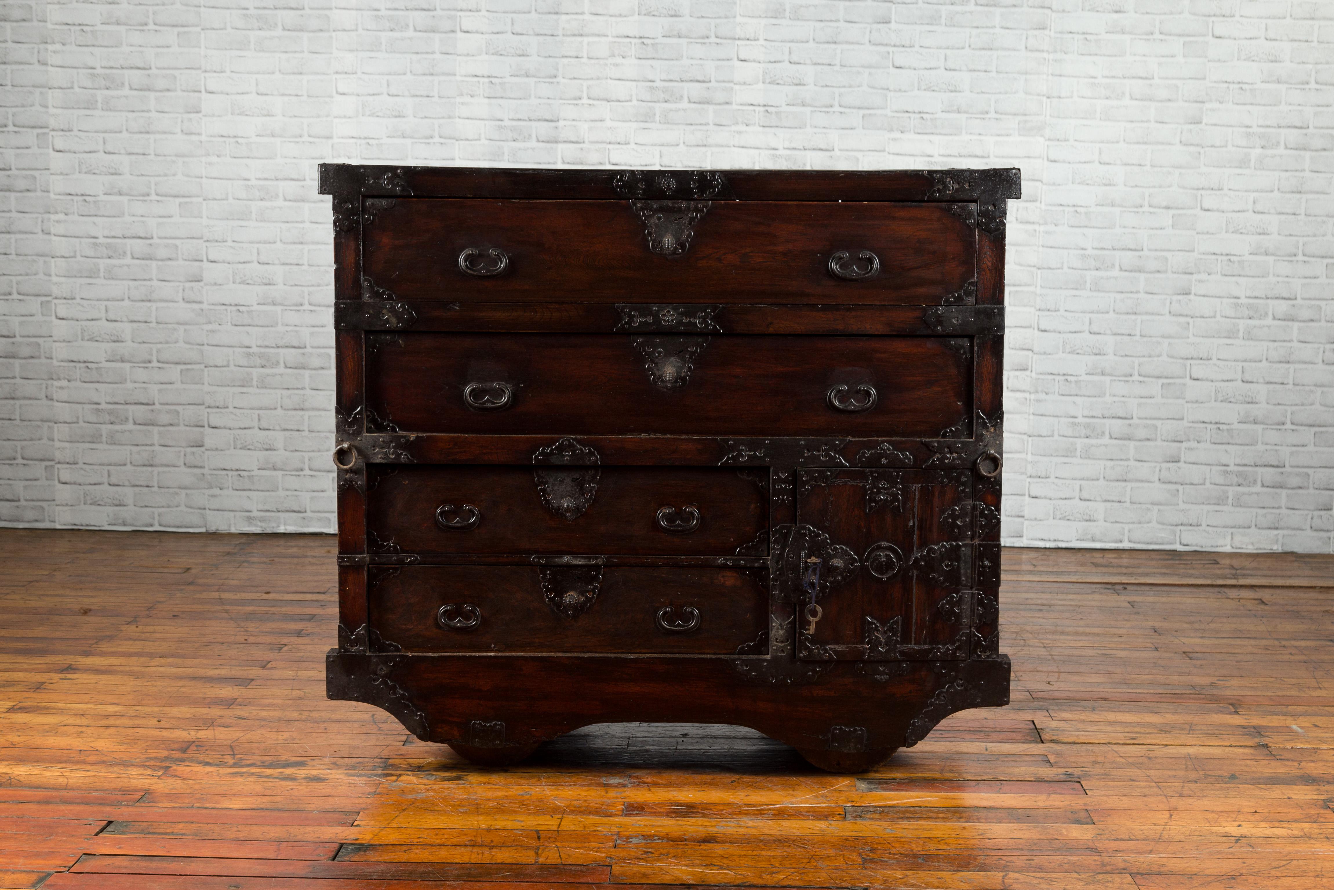 Japanese 19th Century Merchant's Chest with Drawers and Door, Mounted on Wheels For Sale 5