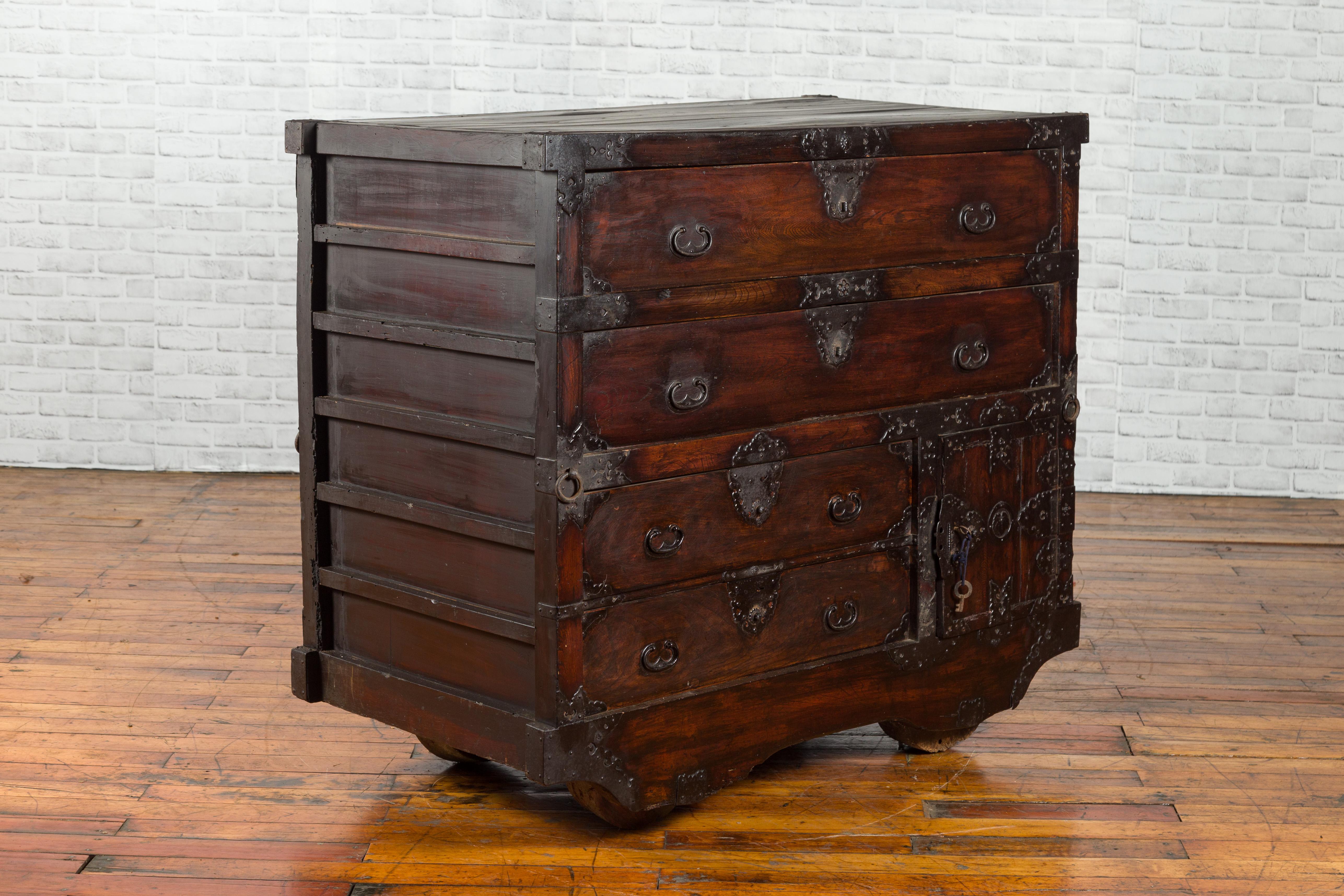 Japanese 19th Century Merchant's Chest with Drawers and Door, Mounted on Wheels For Sale 6