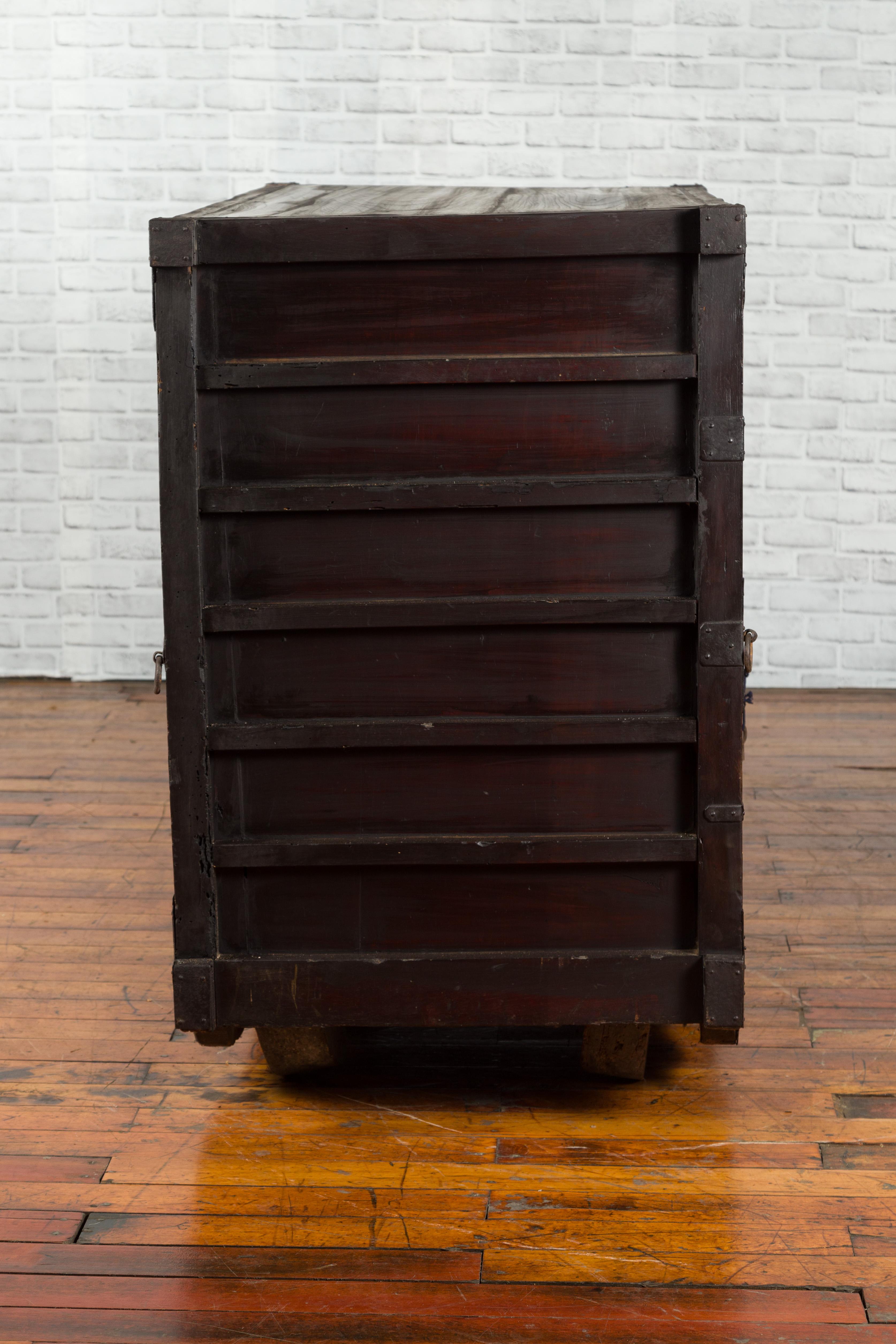 Japanese 19th Century Merchant's Chest with Drawers and Door, Mounted on Wheels For Sale 7