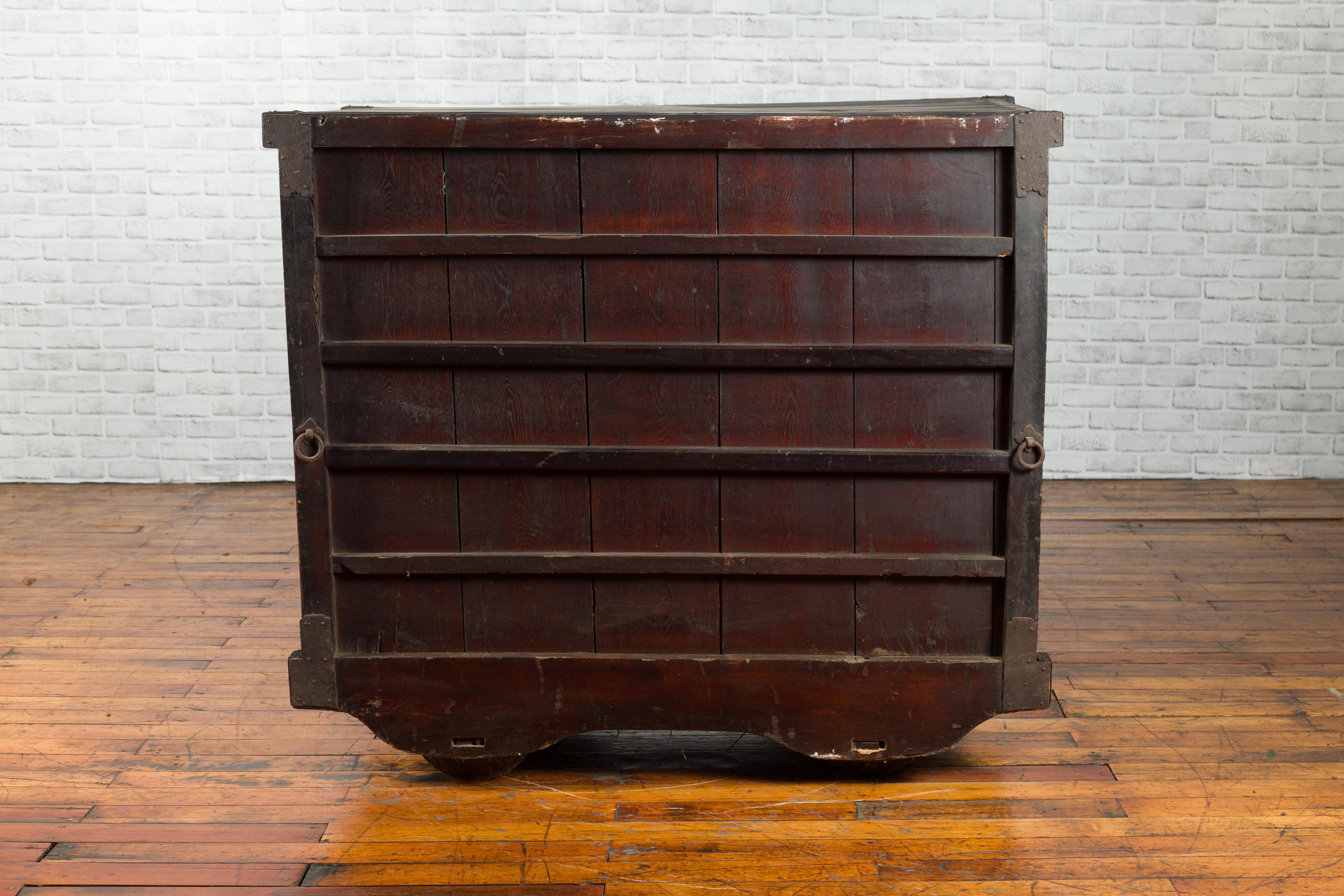 Japanese 19th Century Merchant's Chest with Drawers and Door, Mounted on Wheels For Sale 9