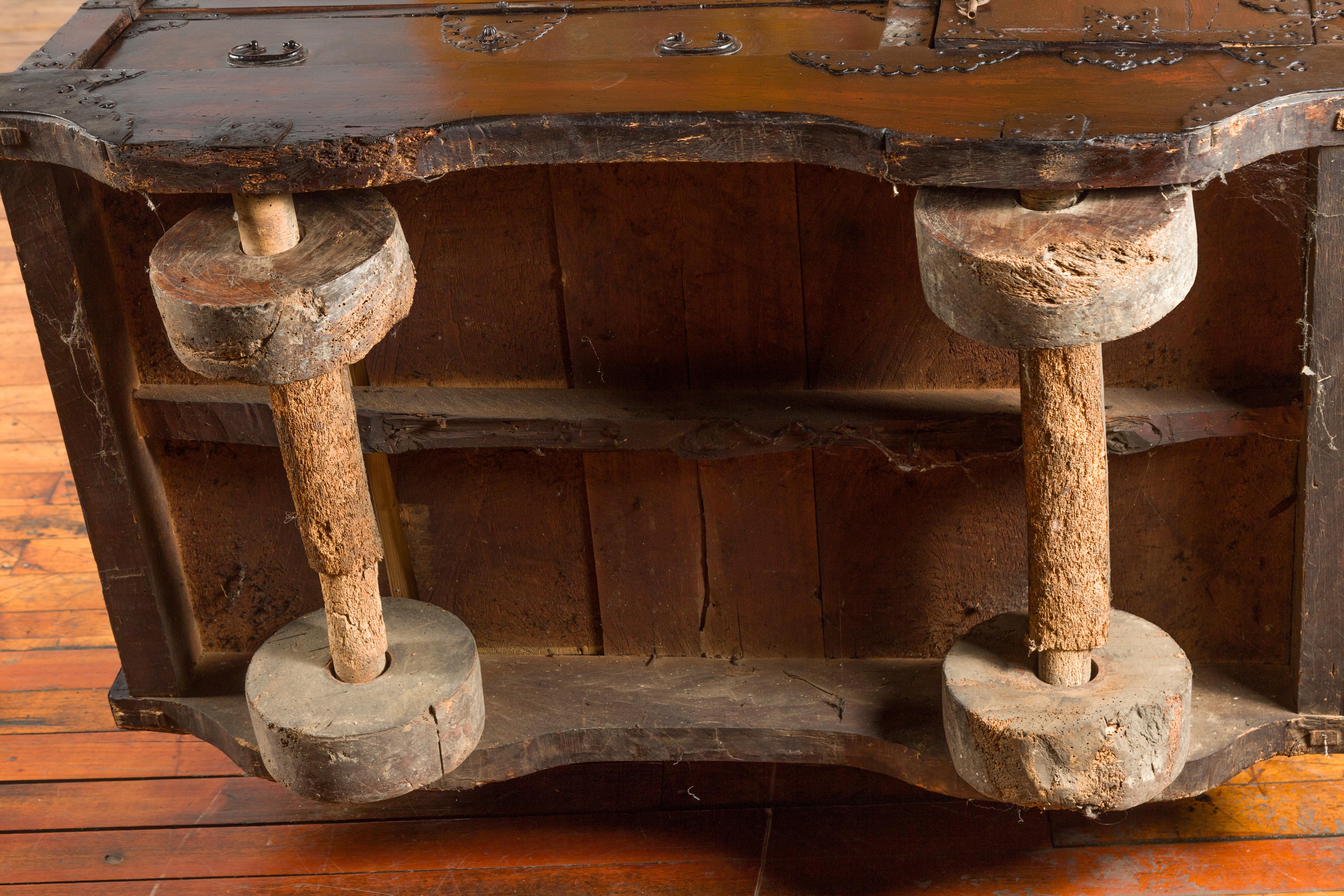 Commode de marchand japonaise du 19ème siècle avec tiroirs et porte, montée sur roues en vente 10