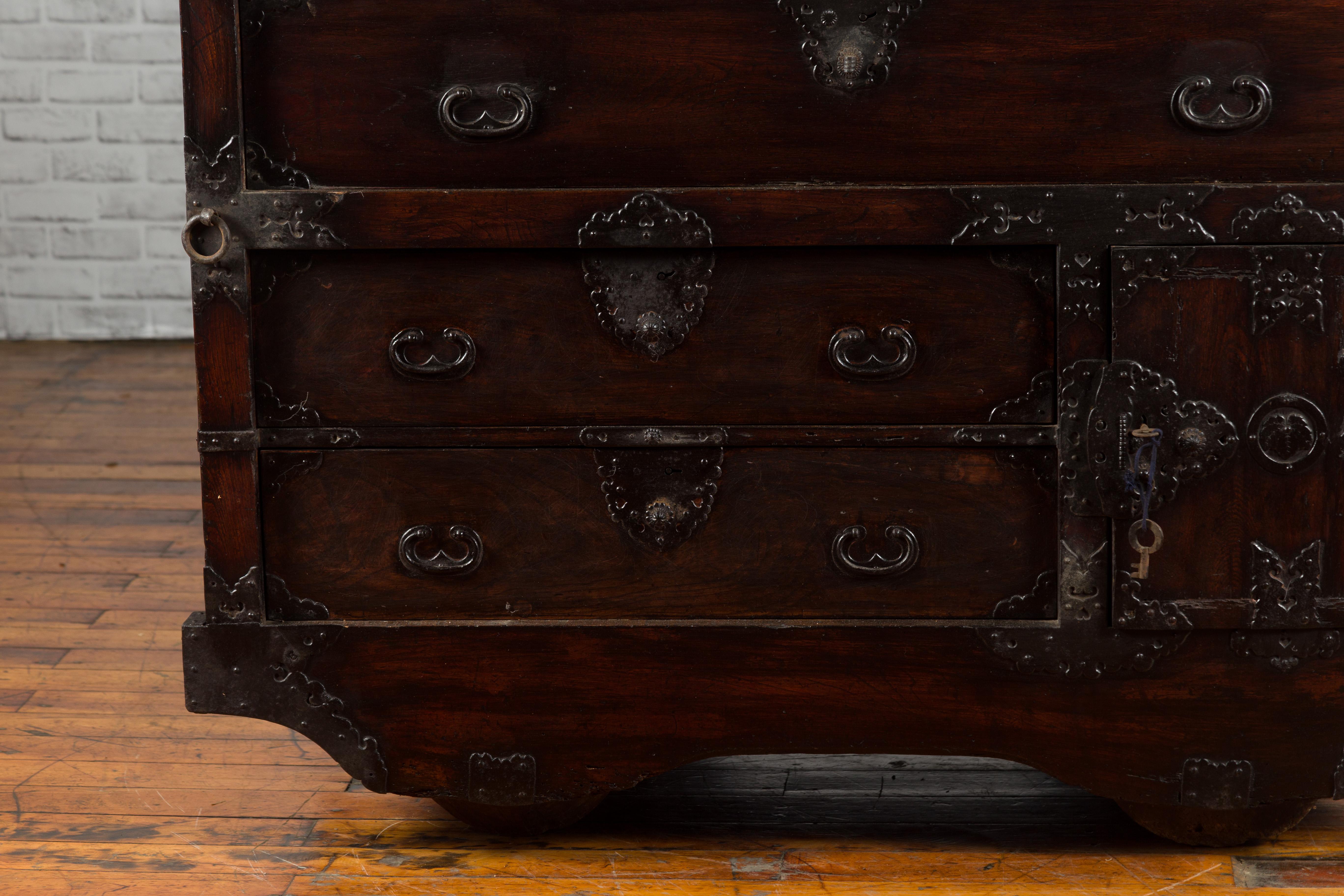 Japanese 19th Century Merchant's Chest with Drawers and Door, Mounted on Wheels In Good Condition For Sale In Yonkers, NY