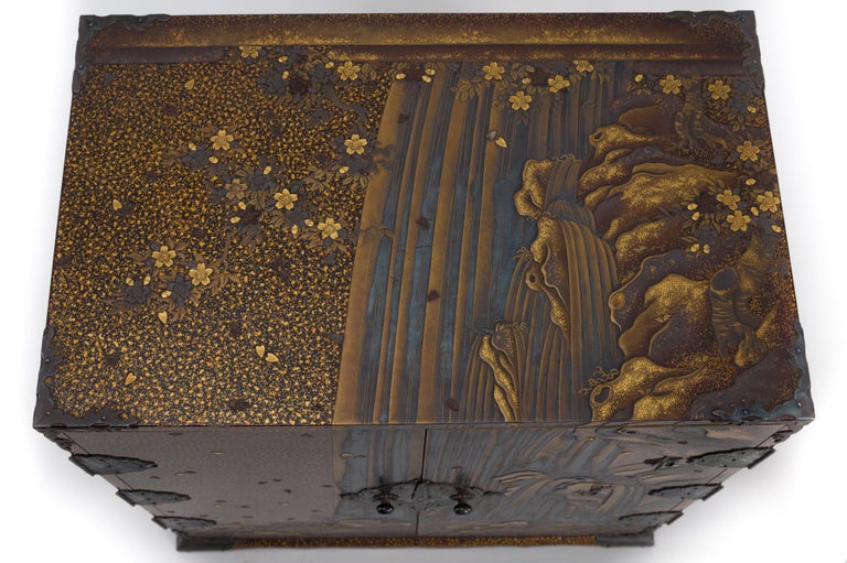Japanese 19th Century Miniature Lacquer Chest with Waterfall For Sale 8