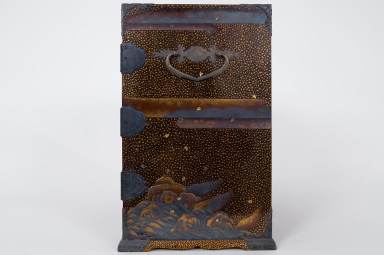 Japanese 19th Century Miniature Lacquer Chest with Waterfall For Sale 3