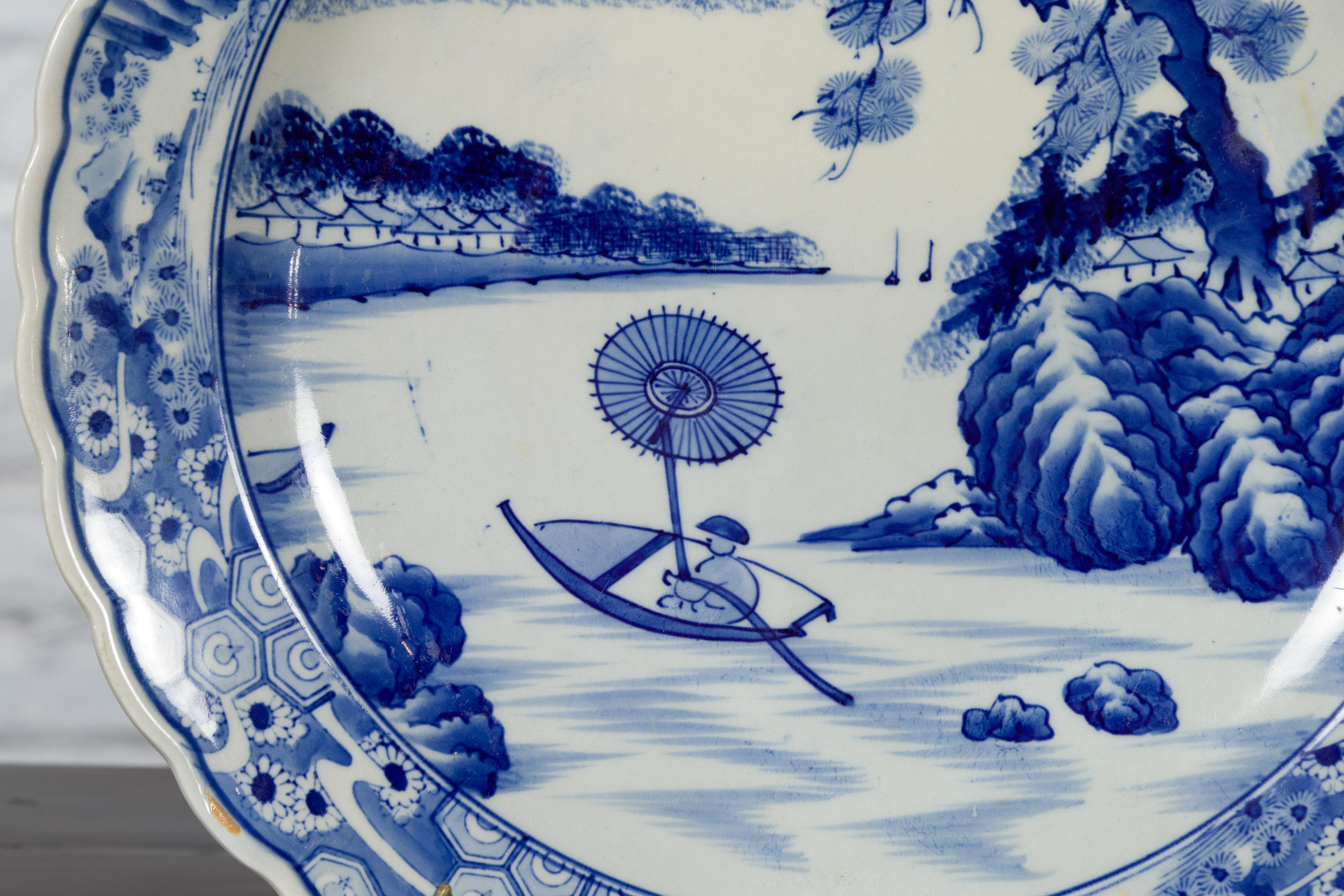 Porcelaine Assiette de présentation japonaise en porcelaine Imari du 19ème siècle avec décor peint en bleu et blanc en vente