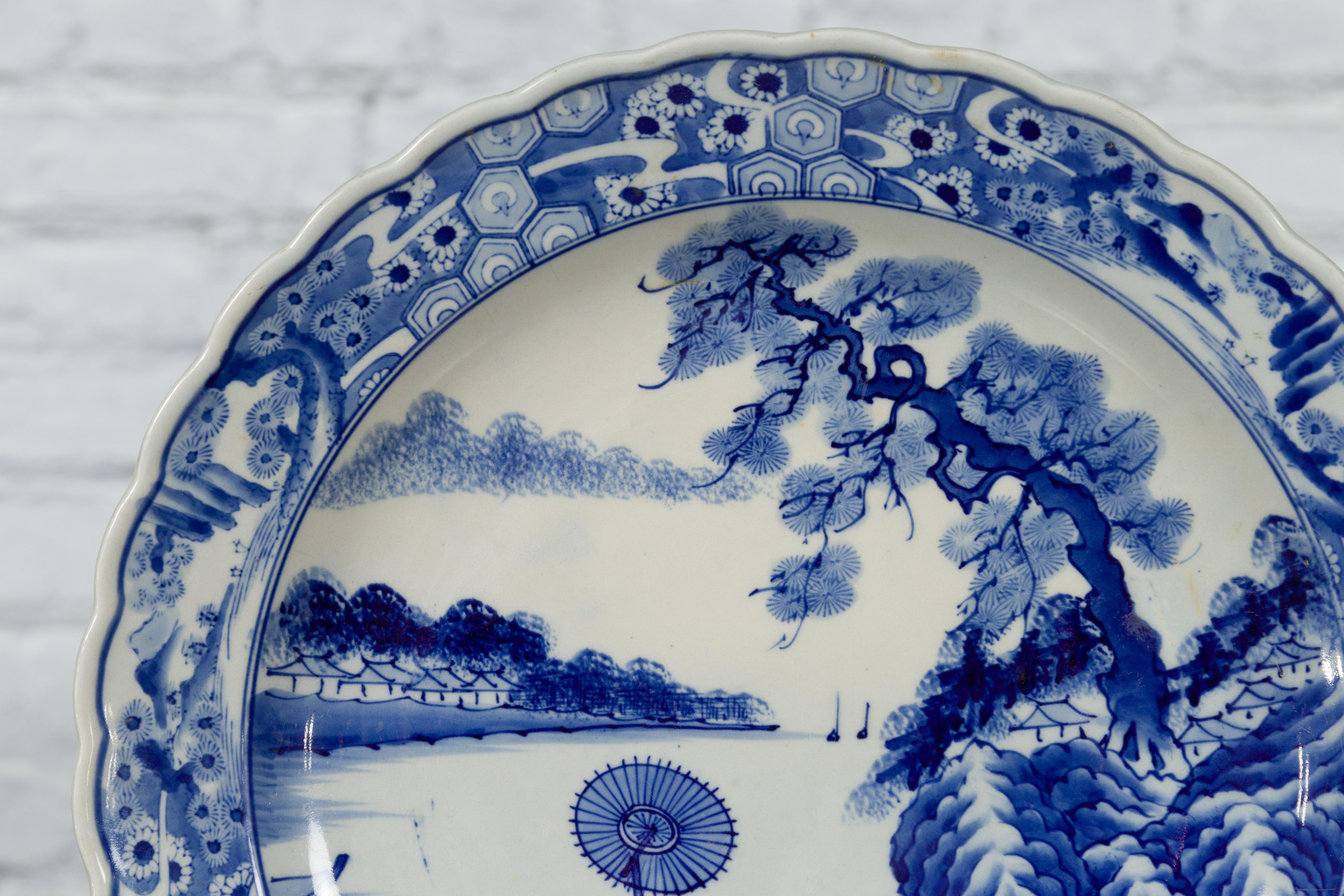 Japanese 19th Century Porcelain Imari Charger with Painted Blue and White Décor For Sale 8