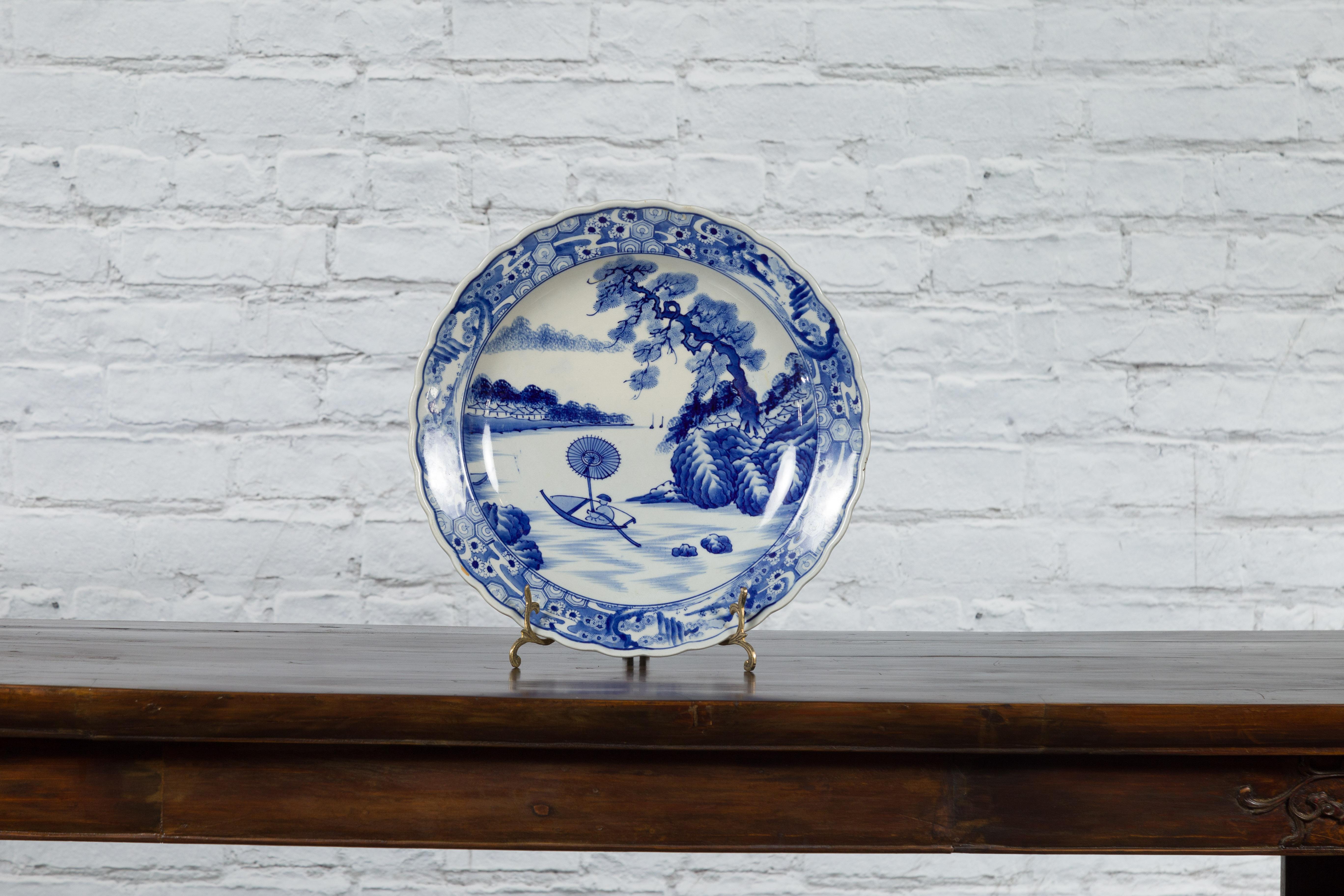 Hand-Painted Japanese 19th Century Porcelain Imari Charger with Painted Blue and White Décor For Sale