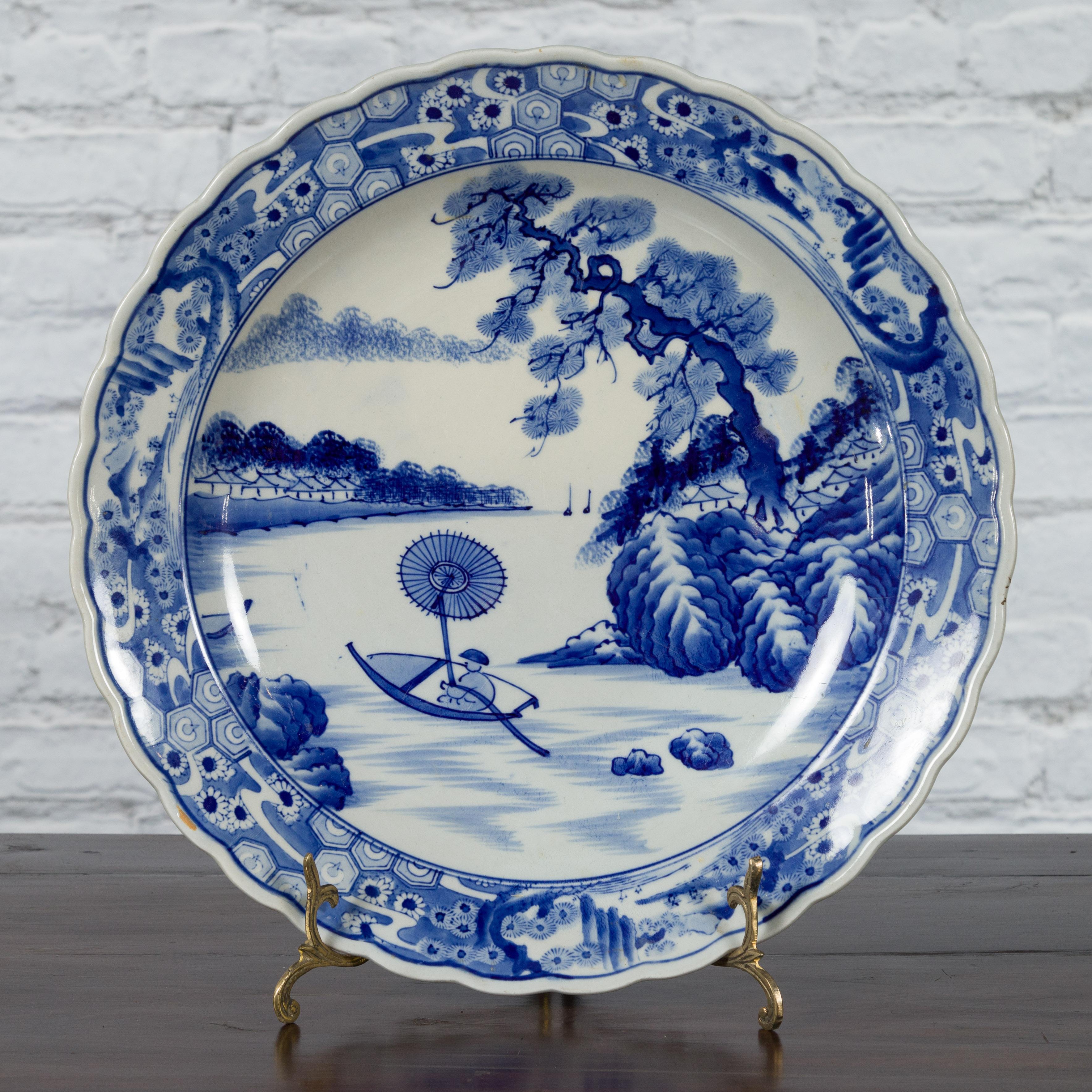 Japanese 19th Century Porcelain Imari Charger with Painted Blue and White Décor For Sale 1