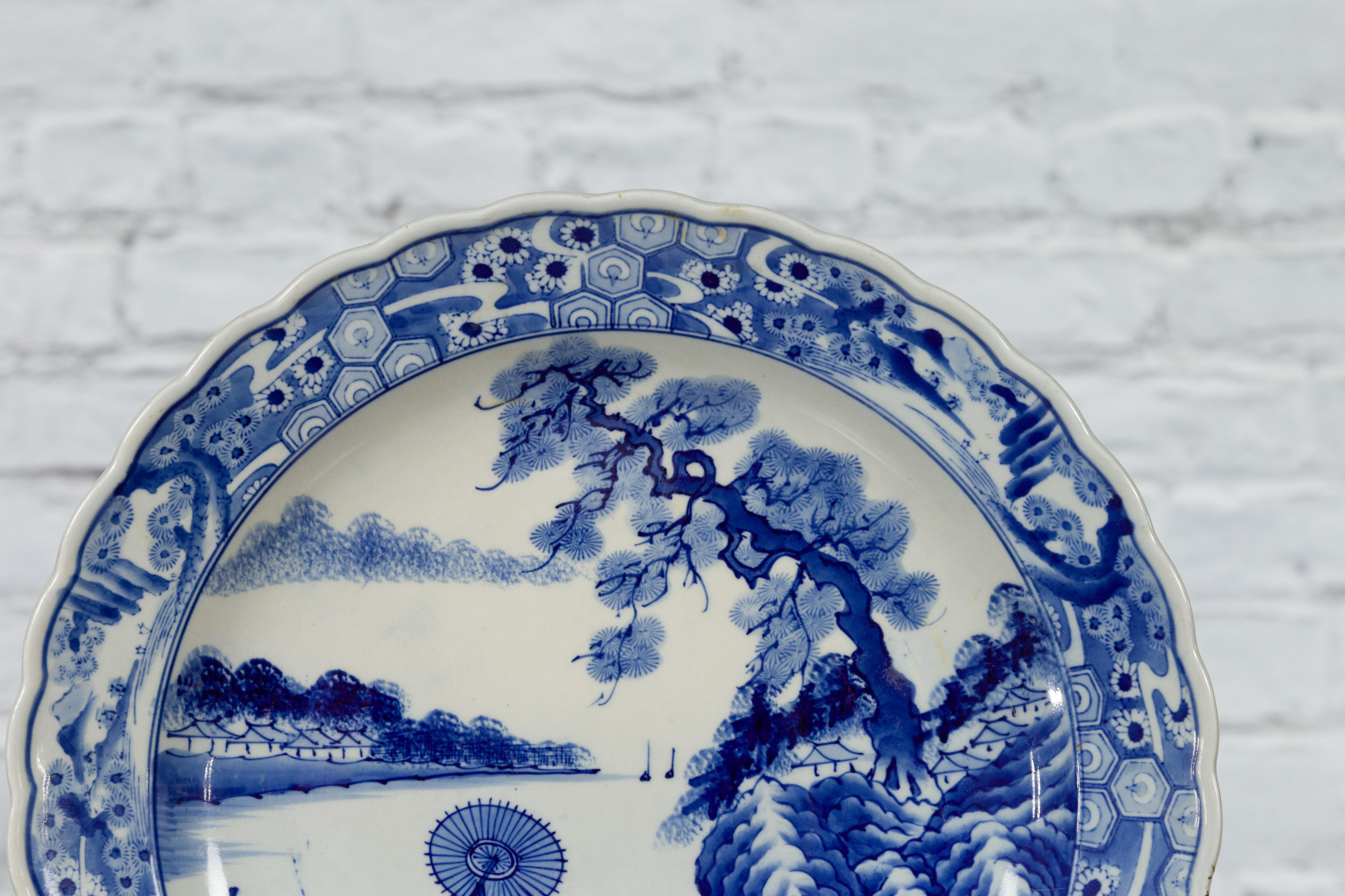 Japonais Assiette de présentation japonaise en porcelaine Imari du 19ème siècle avec décor peint en bleu et blanc en vente