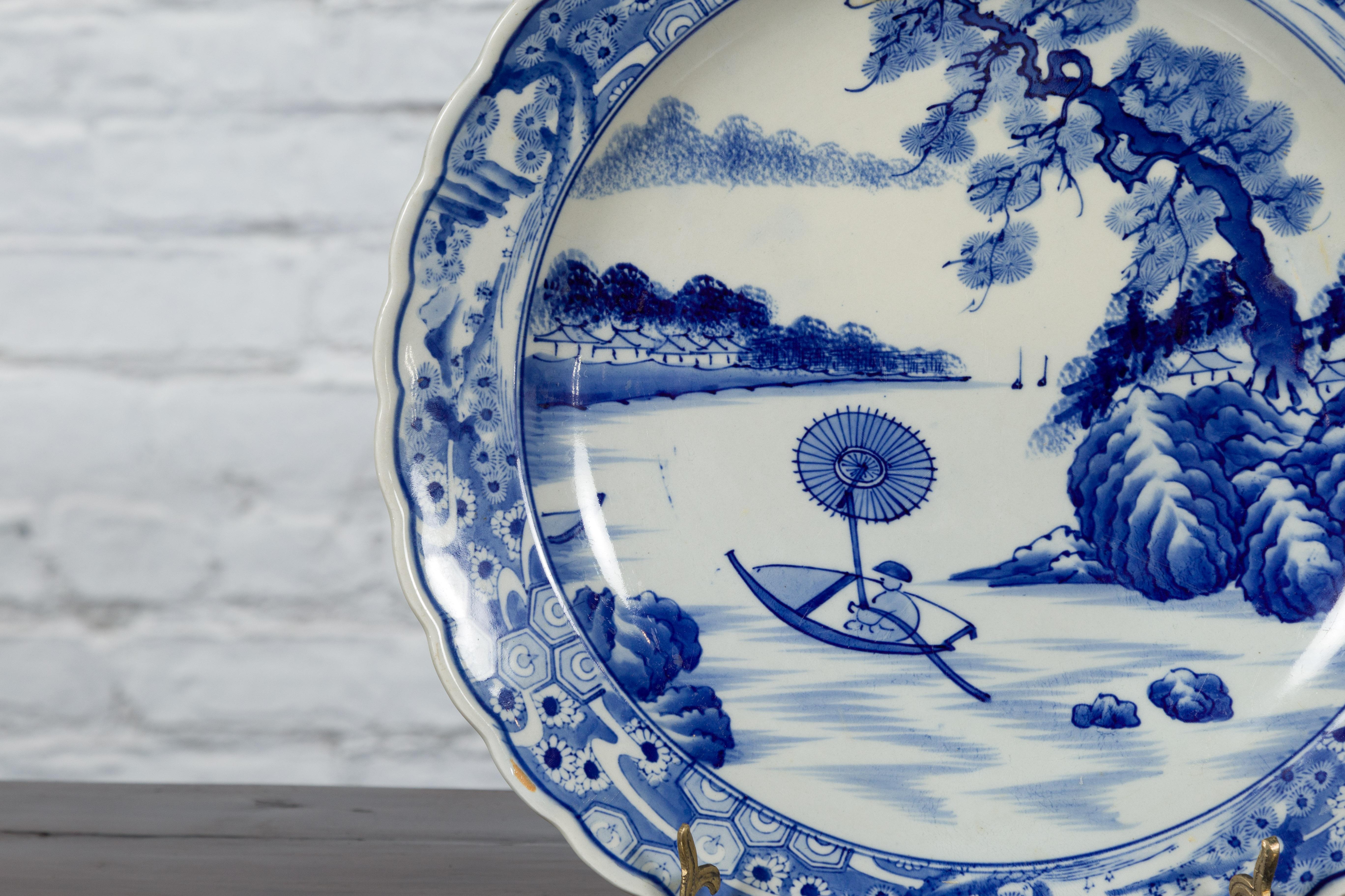 Peint à la main Assiette de présentation japonaise en porcelaine Imari du 19ème siècle avec décor peint en bleu et blanc en vente