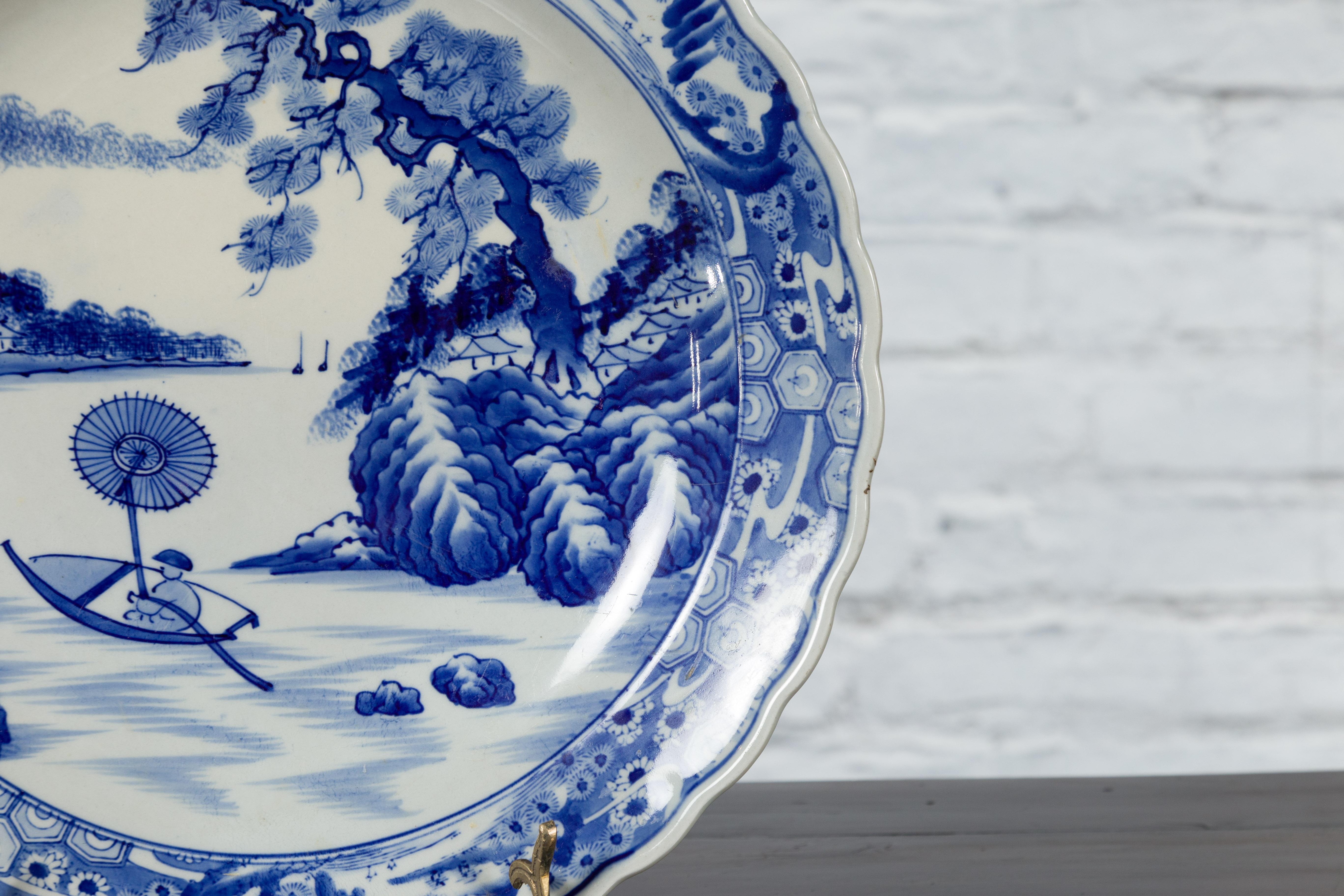 Assiette de présentation japonaise en porcelaine Imari du 19ème siècle avec décor peint en bleu et blanc Bon état - En vente à Yonkers, NY