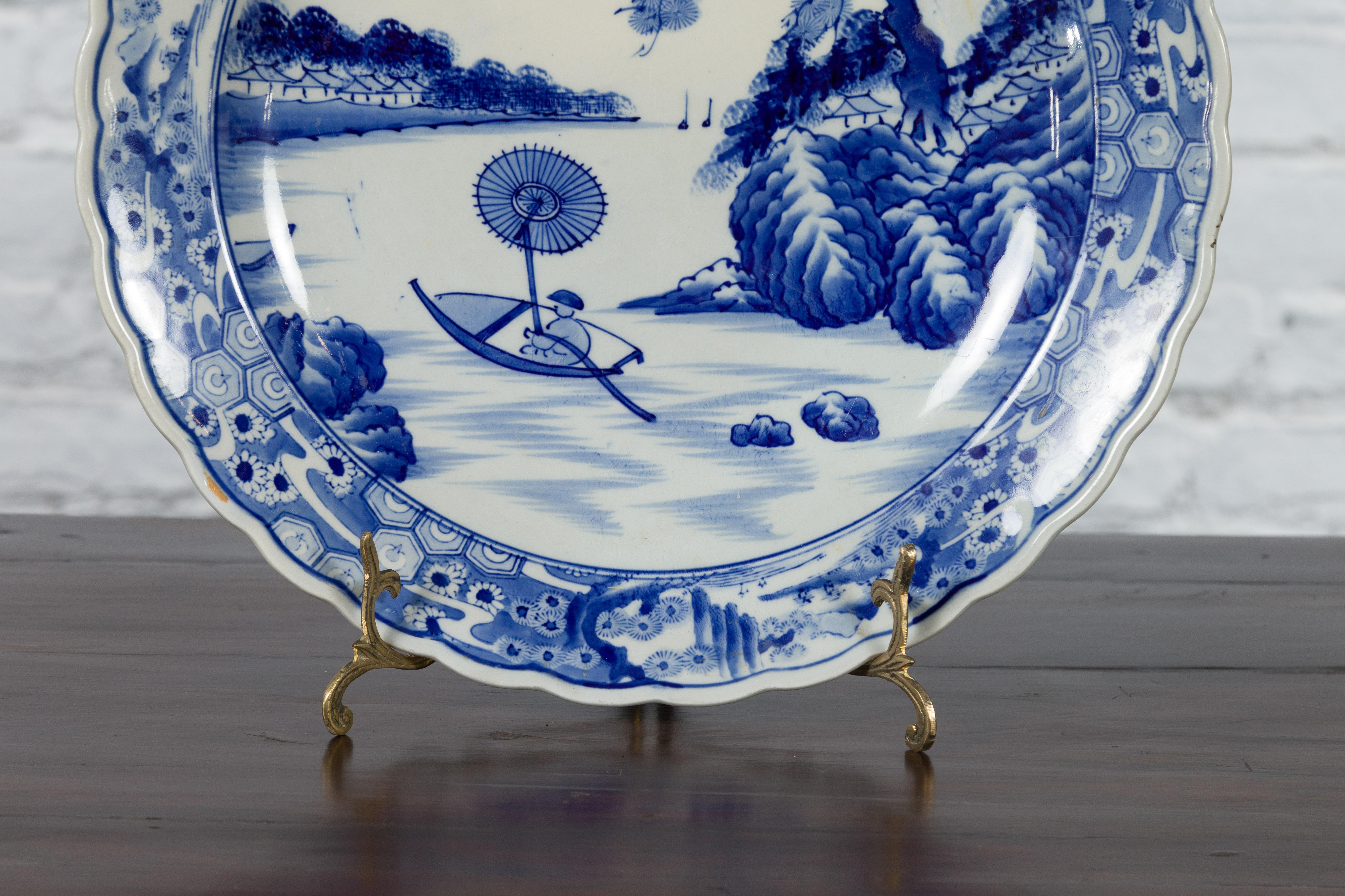 XIXe siècle Assiette de présentation japonaise en porcelaine Imari du 19ème siècle avec décor peint en bleu et blanc en vente