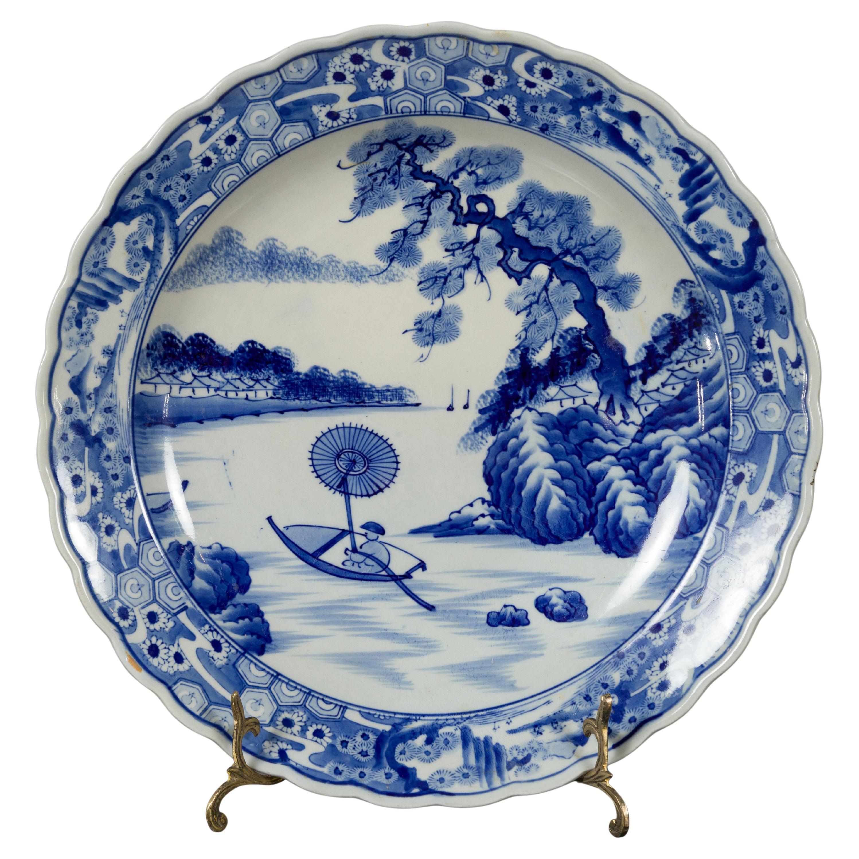 Assiette de présentation japonaise en porcelaine Imari du 19ème siècle avec décor peint en bleu et blanc en vente