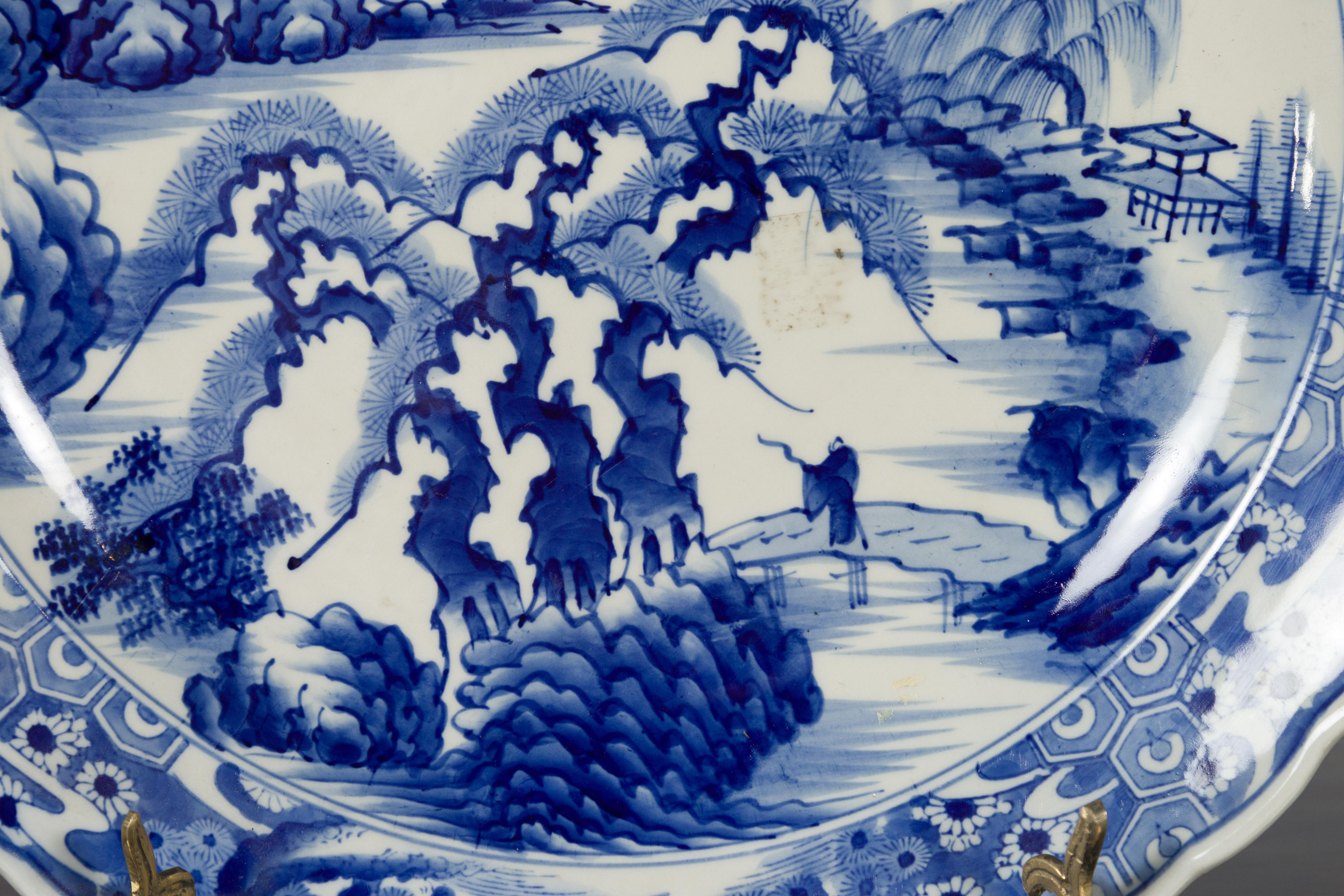 Japanese 19th Century Porcelain Imari Plate with Painted Blue and White Décor For Sale 3