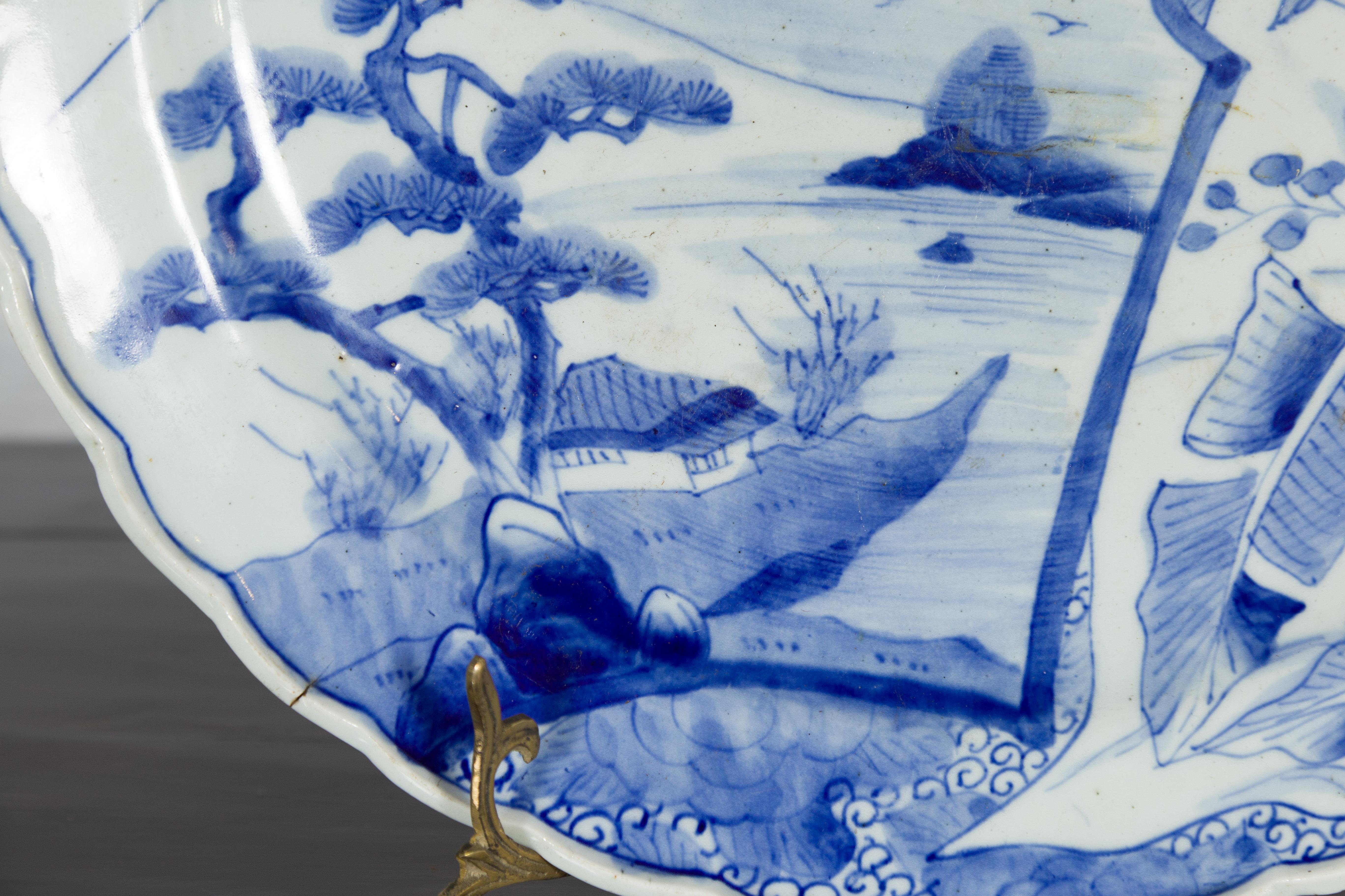Japanese 19th Century Porcelain Imari Plate with Painted Blue and White Décor For Sale 5