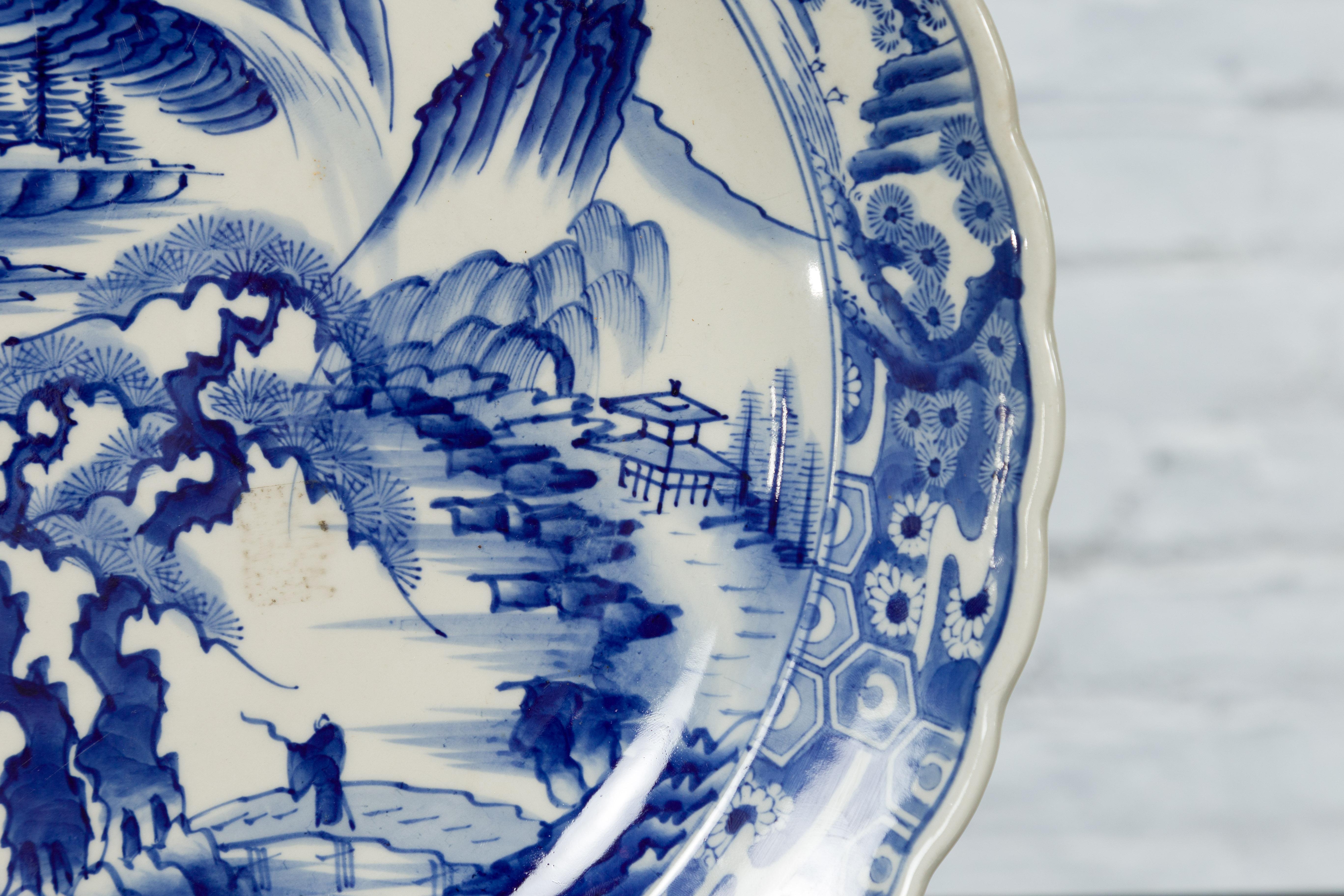 Japanese 19th Century Porcelain Imari Plate with Painted Blue and White Décor For Sale 4