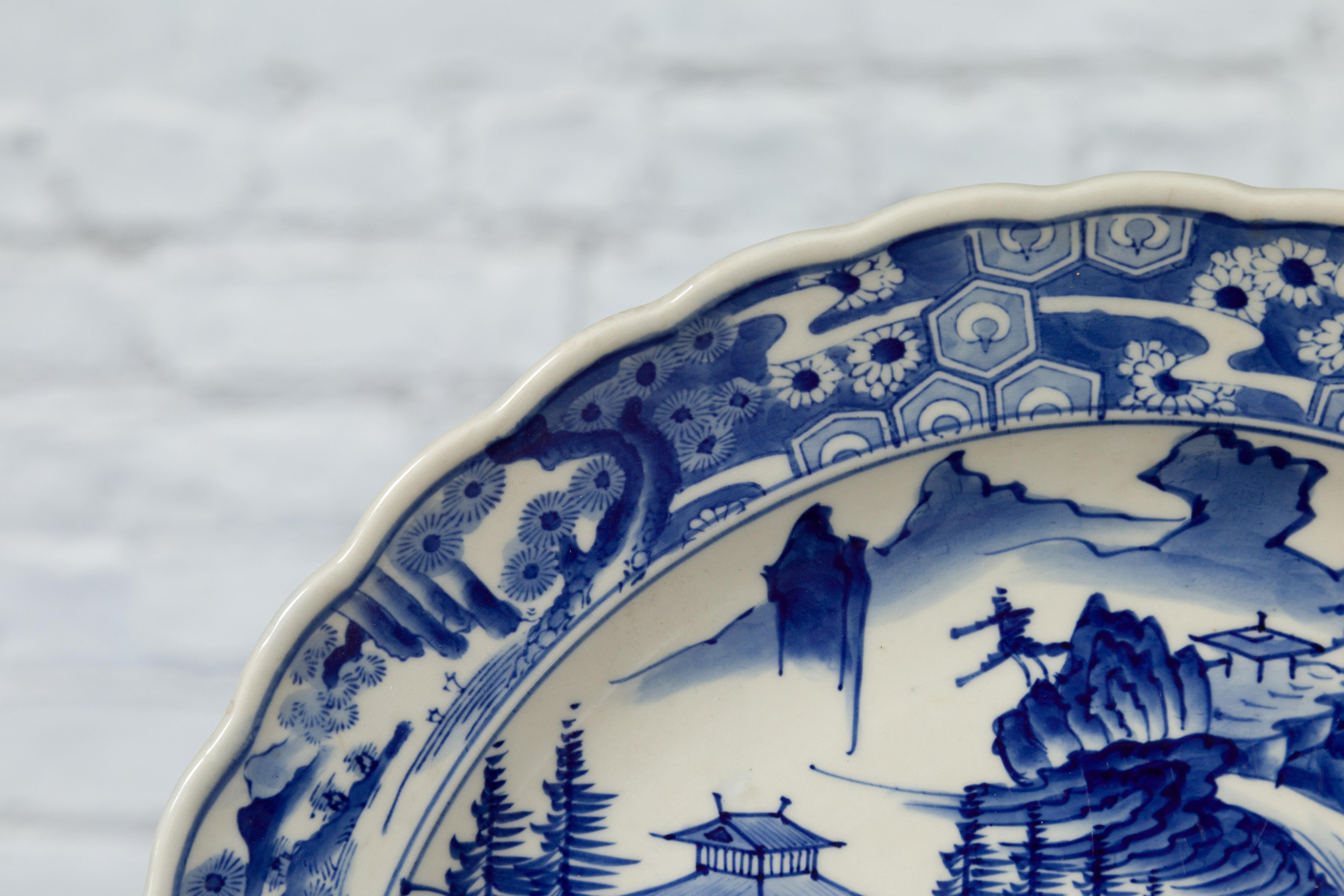 Japanischer Imari-Teller aus japanischem Porzellan des 19. Jahrhunderts mit blauem und weißem Dekor im Angebot 8