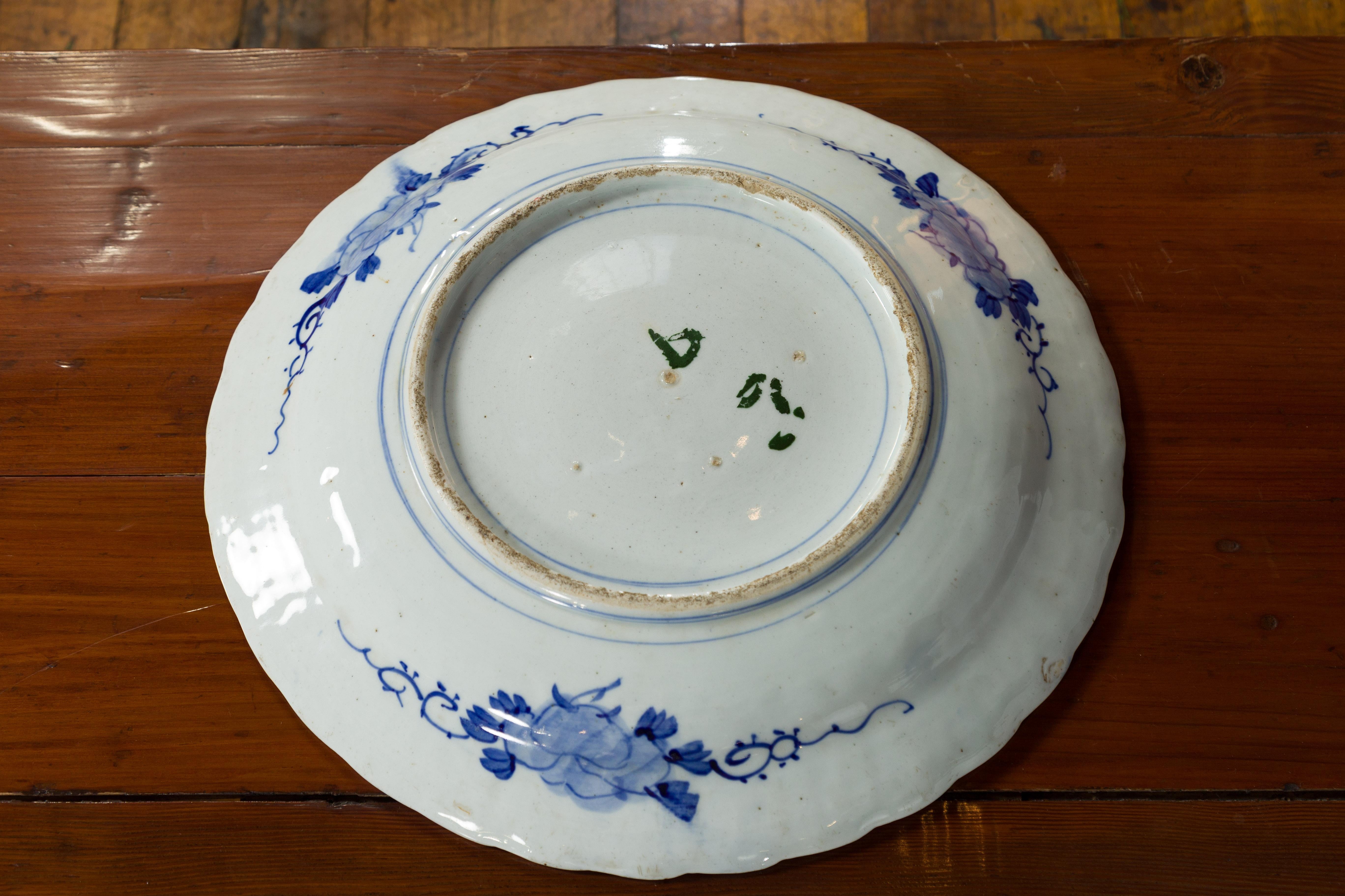 Japanese 19th Century Porcelain Imari Plate with Painted Blue and White Décor For Sale 9