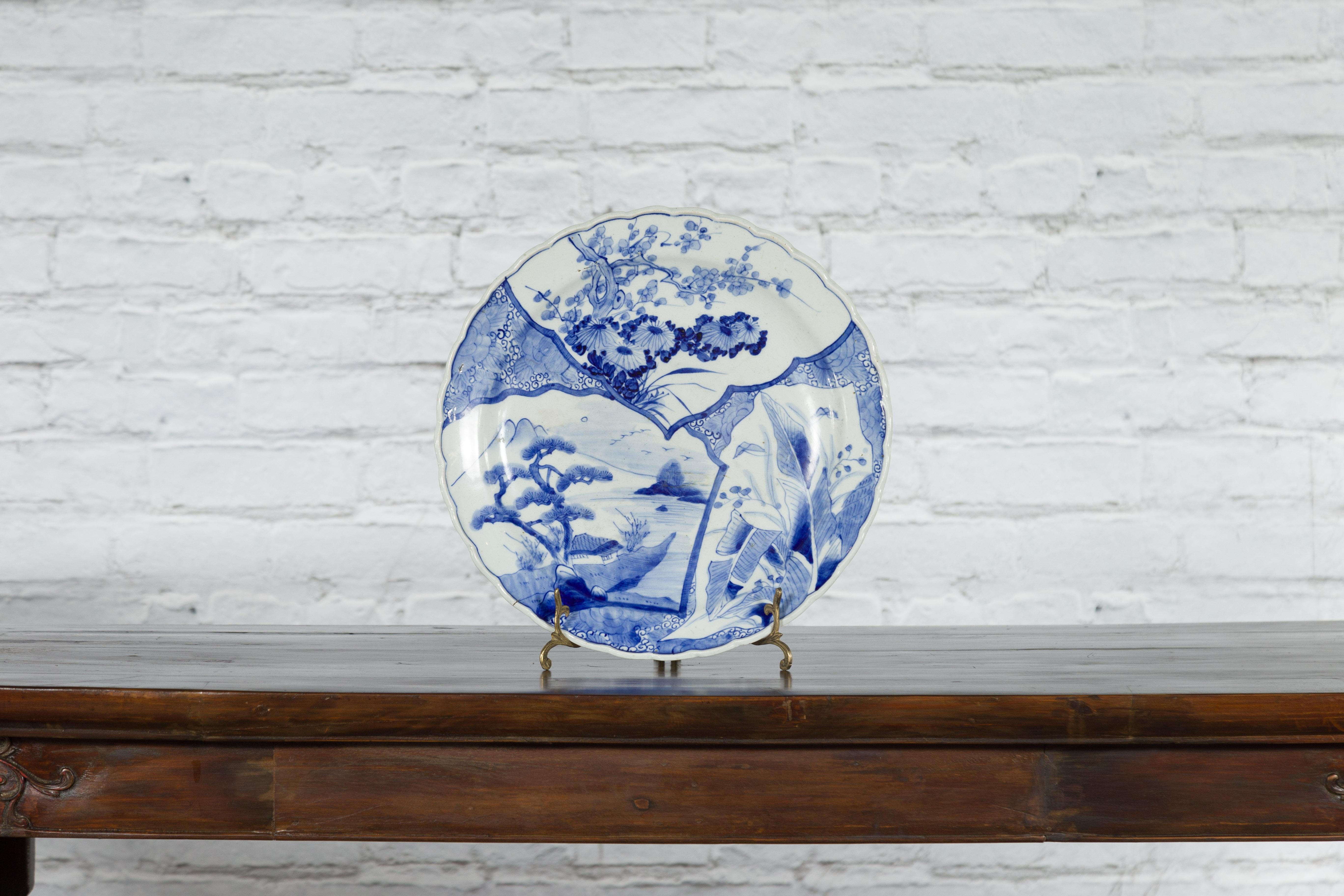 Japonais Assiette en porcelaine Imari japonaise du 19ème siècle avec décor peint en bleu et blanc en vente